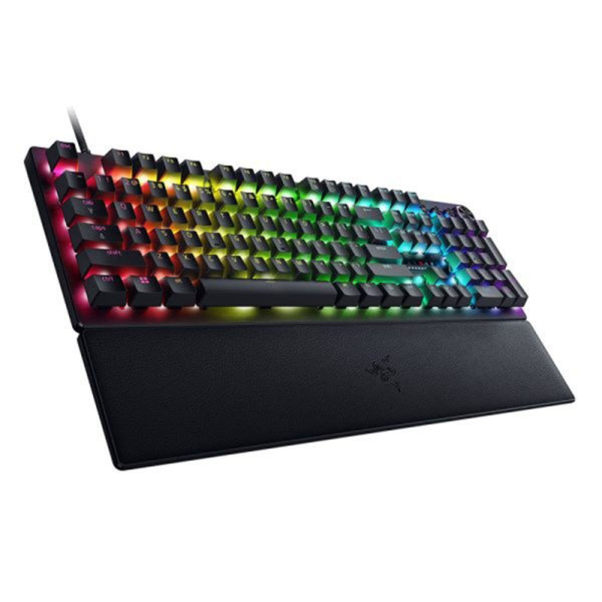 RGB aydınlatmalı ve bilek destekli siyah klavye, beyaz arka plan üzerinde.