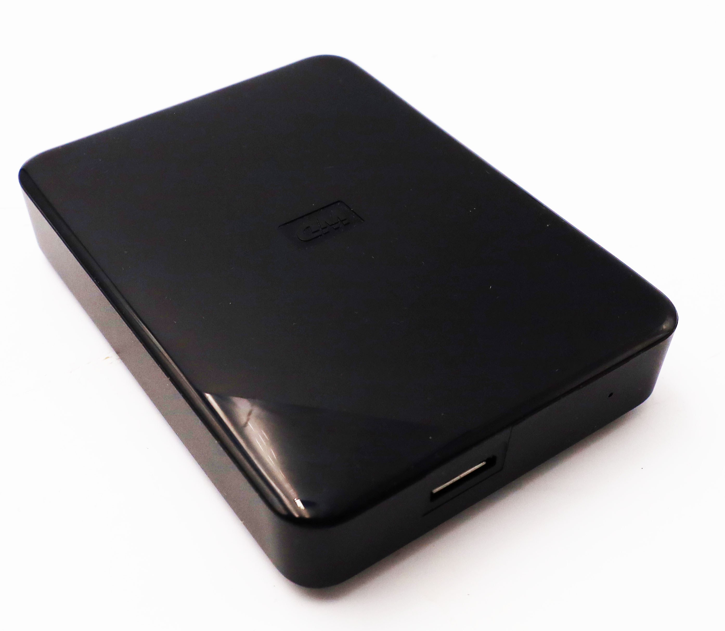 Un dispositivo elettronico nero e rettangolare con una porta USB sul lato.