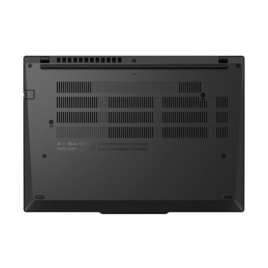 Parte inferior de un portátil negro con rejillas de ventilación y logotipos.