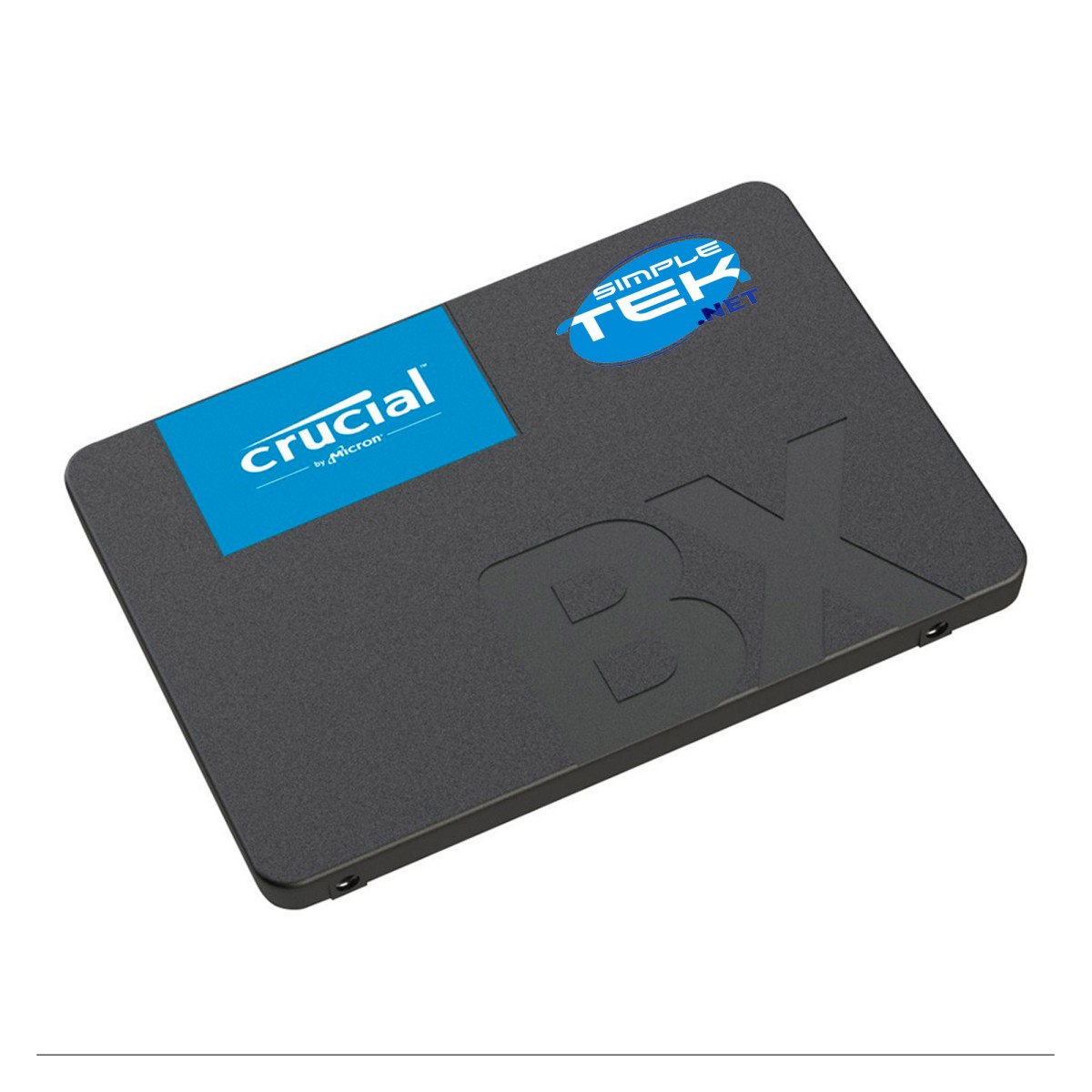 SSD grigio con loghi Crucial e SimpleTek. Lettere BX in rilievo.