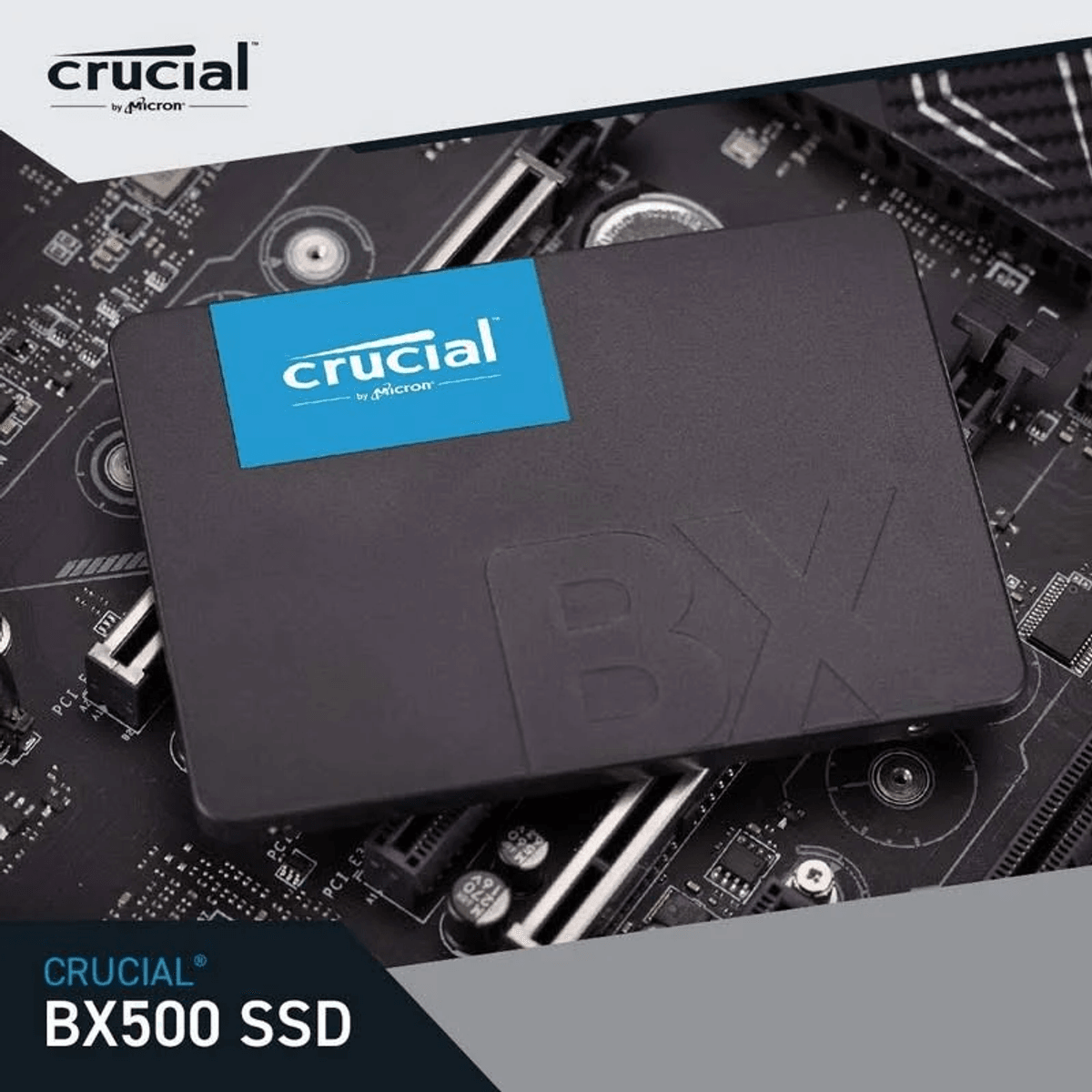 Un SSD Crucial BX500 negro sobre una placa base con logo azul.