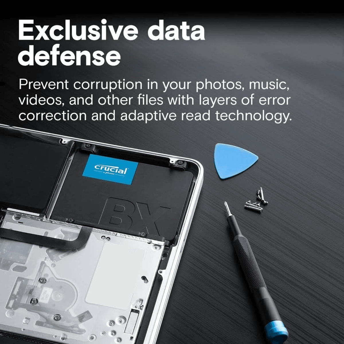 Un portátil abierto con SSD Crucial, tornillos y herramientas, implicando defensa de datos.