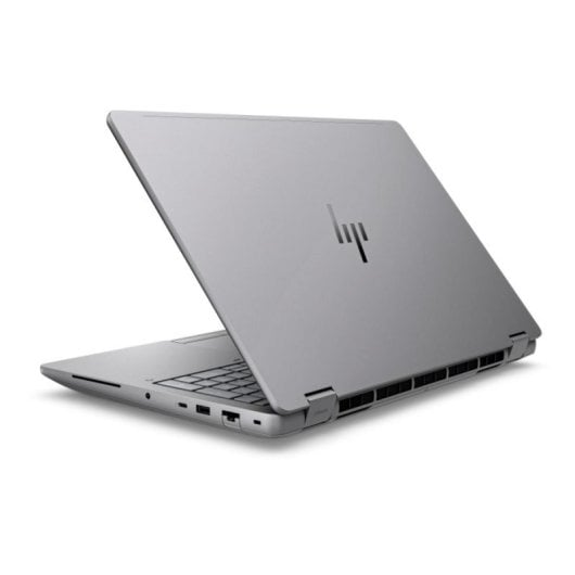 Un portátil HP plateado, ligeramente abierto, sobre fondo blanco.