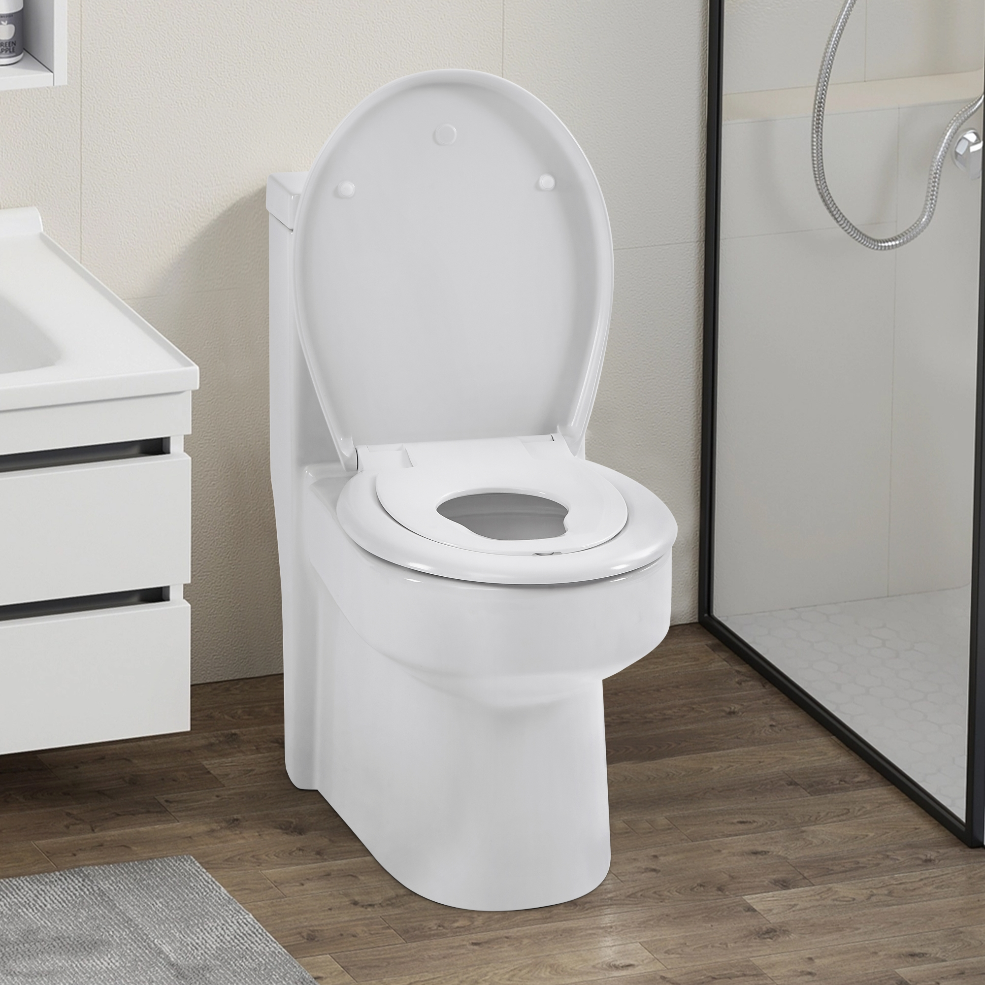 Ein weißes WC mit offenem Deckel steht auf einem Holzboden neben einem Waschbecken und einer Dusche.