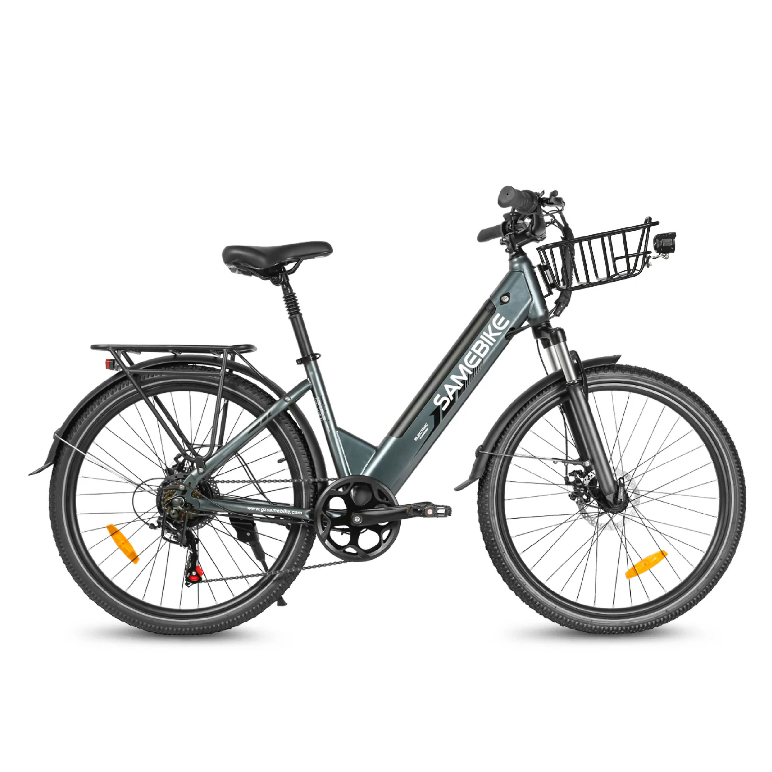 Una bicicleta eléctrica gris con cesta delantera y portaequipajes trasero, sobre fondo blanco.