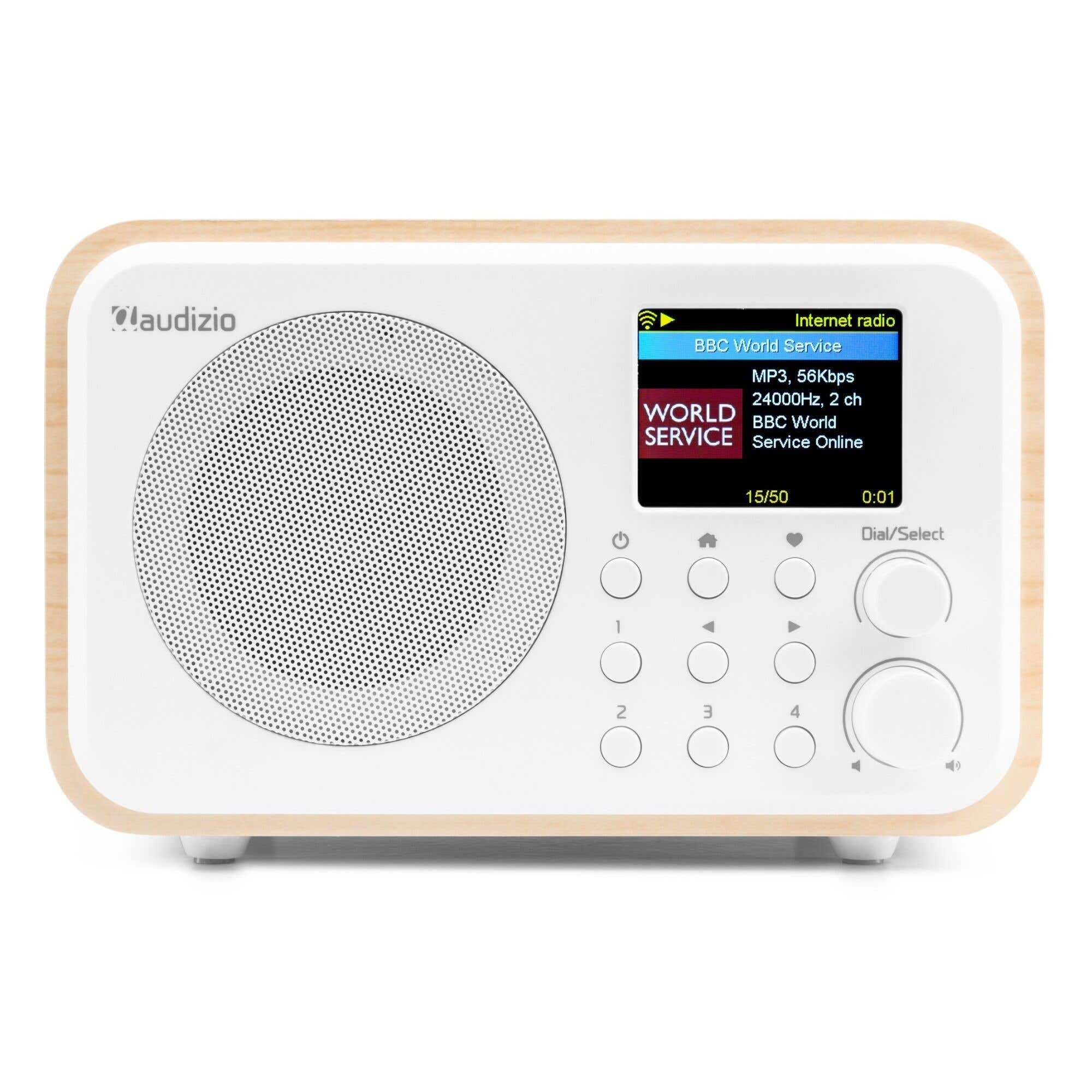 Una radio por internet blanca con marco de madera muestra BBC World Service.