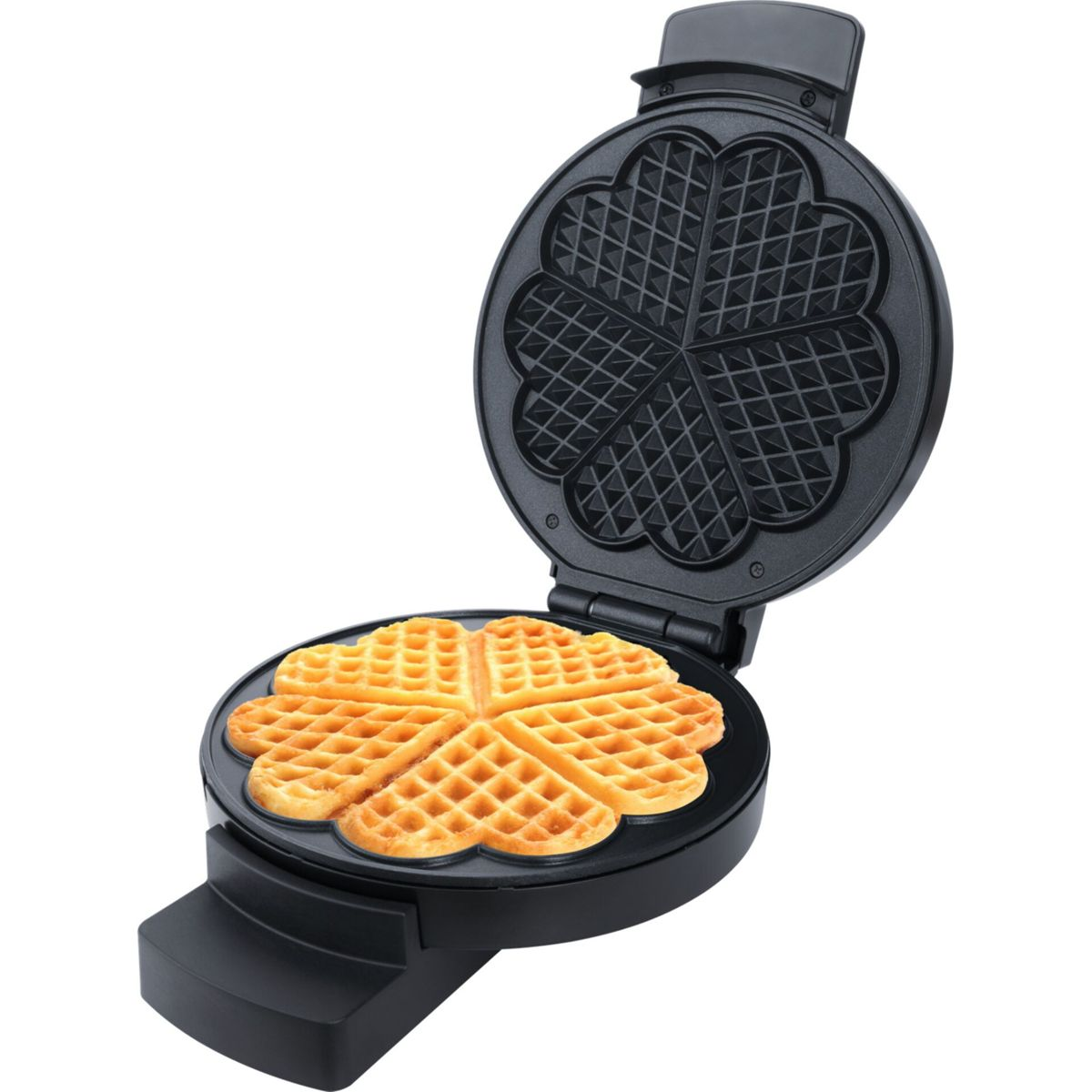 Una piastra per waffle nera aperta con un waffle a forma di cuore all'interno.