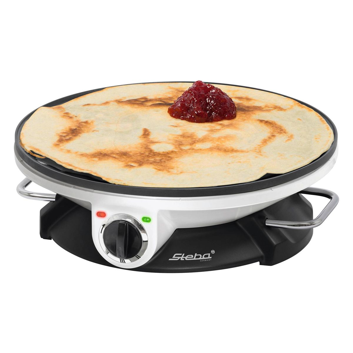 Eine dampfende Pfannkuchen mit Marmelade auf einem elektrischen Pfannkuchengrill.