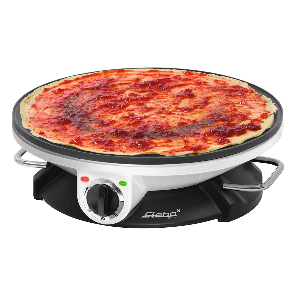 Ein runder Crêpe mit roter Marmelade wird auf einem weißen und schwarzen elektrischen Crêpe-Maker zubereitet.