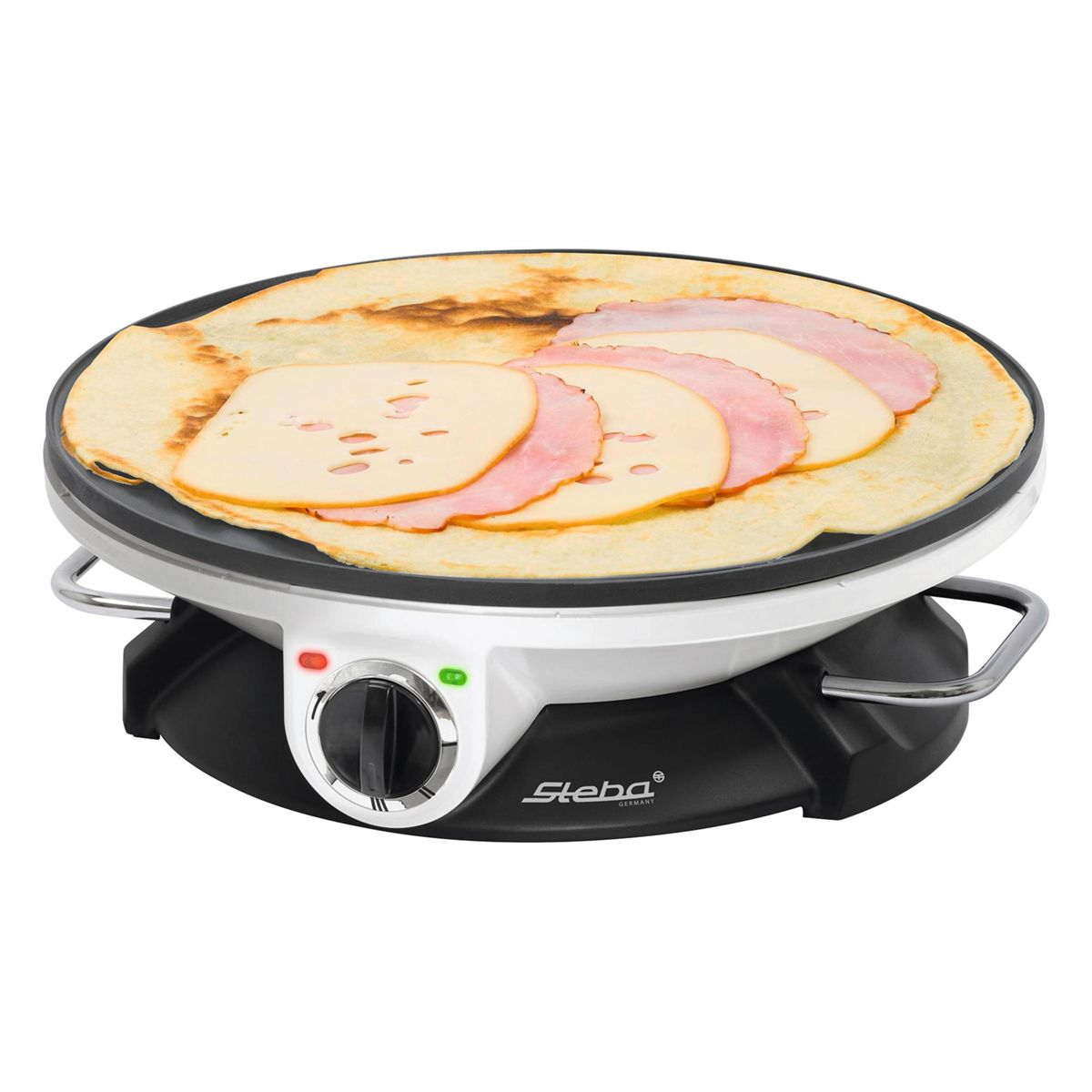 Ein elektrischer Crêpe-Maker mit Käse und Schinken auf dem heißen Blech.