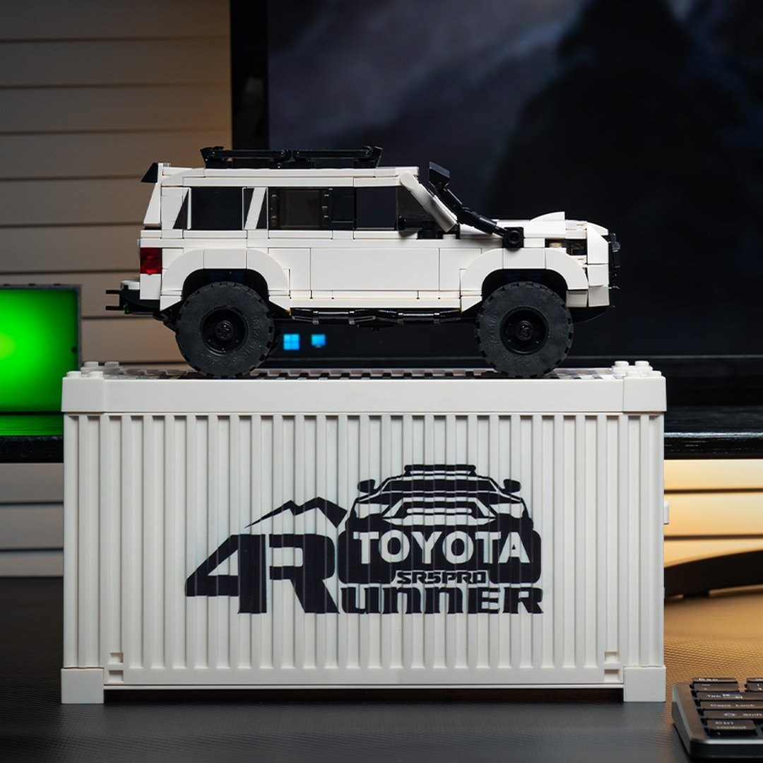 Biały Lego Toyota 4Runner na białym pudełku Lego z czarnymi naklejkami.