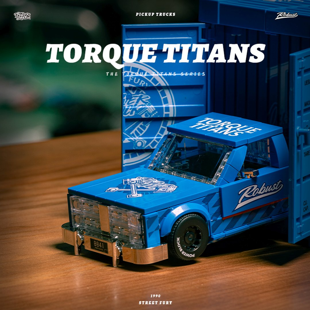 Niebieska zabawka pick-up z logo "Torque Titans" i "Robust", obok niebieskiego kontenera.