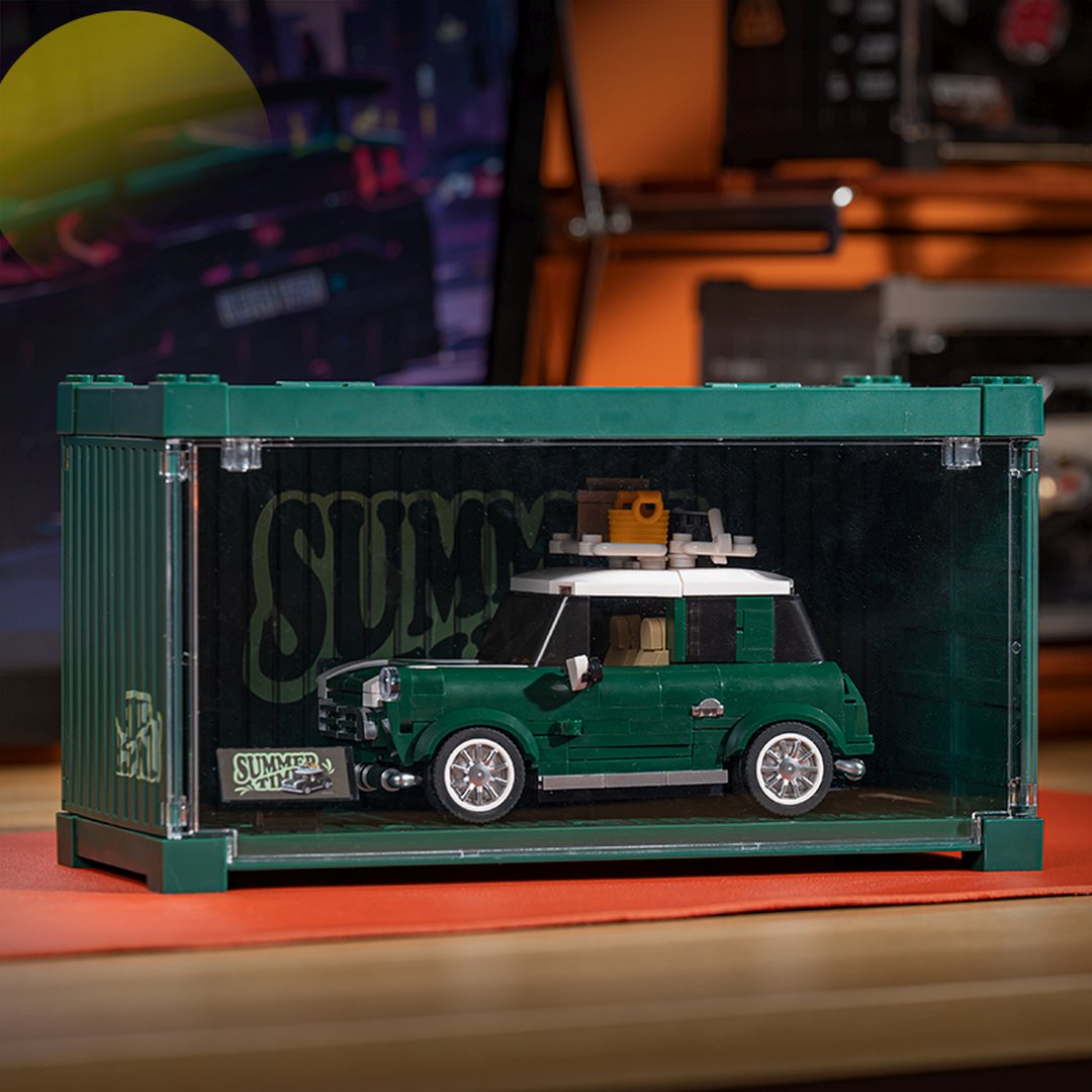 Zielone Lego Mini Cooper w gablotce z napisem "Summer Time".