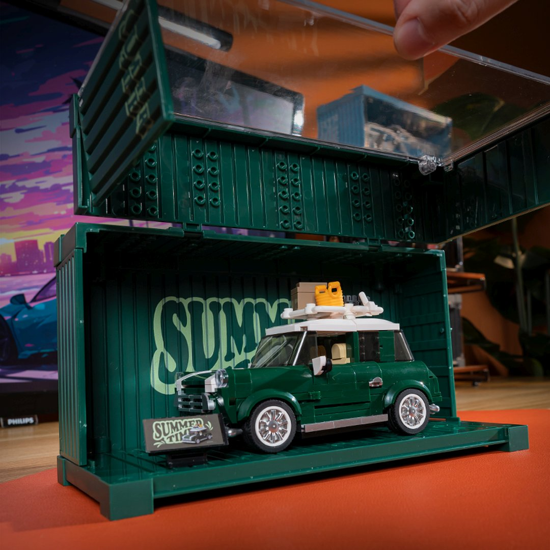 Zielony model samochodu Mini w zielonym kontenerze z napisem "SUMMER TIME".
