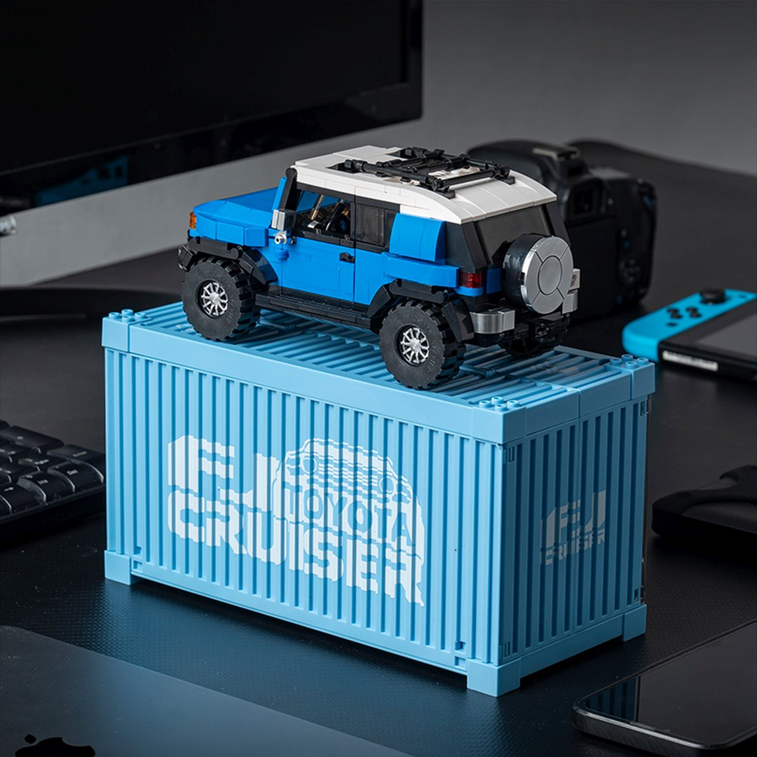 Niebieski SUV Lego na niebieskim kontenerze z logo FJ Cruiser.