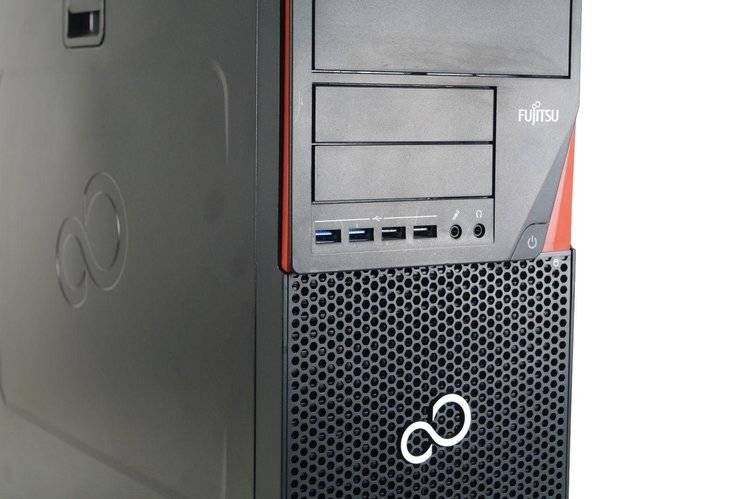 Czarny komputer Fujitsu typu tower z czerwonymi akcentami i przyciskiem zasilania.