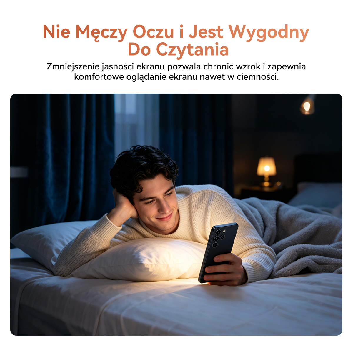 Mężczyzna leży w łóżku, patrząc na swój telefon.