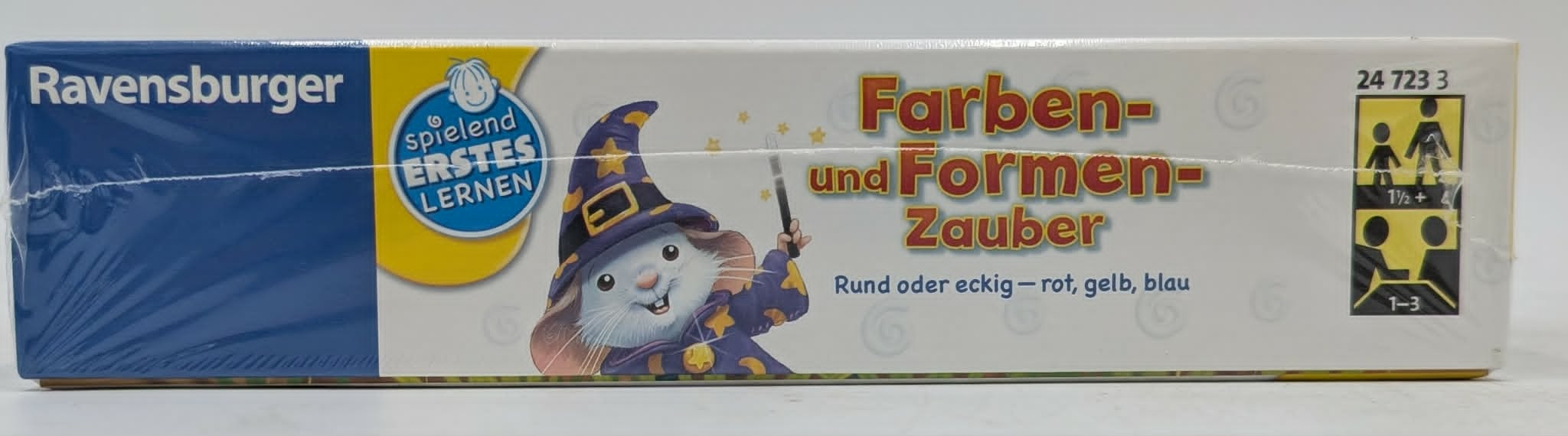 Ravensburger Spiel: Ein Hase im Zaubererhut mit Zauberstab hält ein Schild.