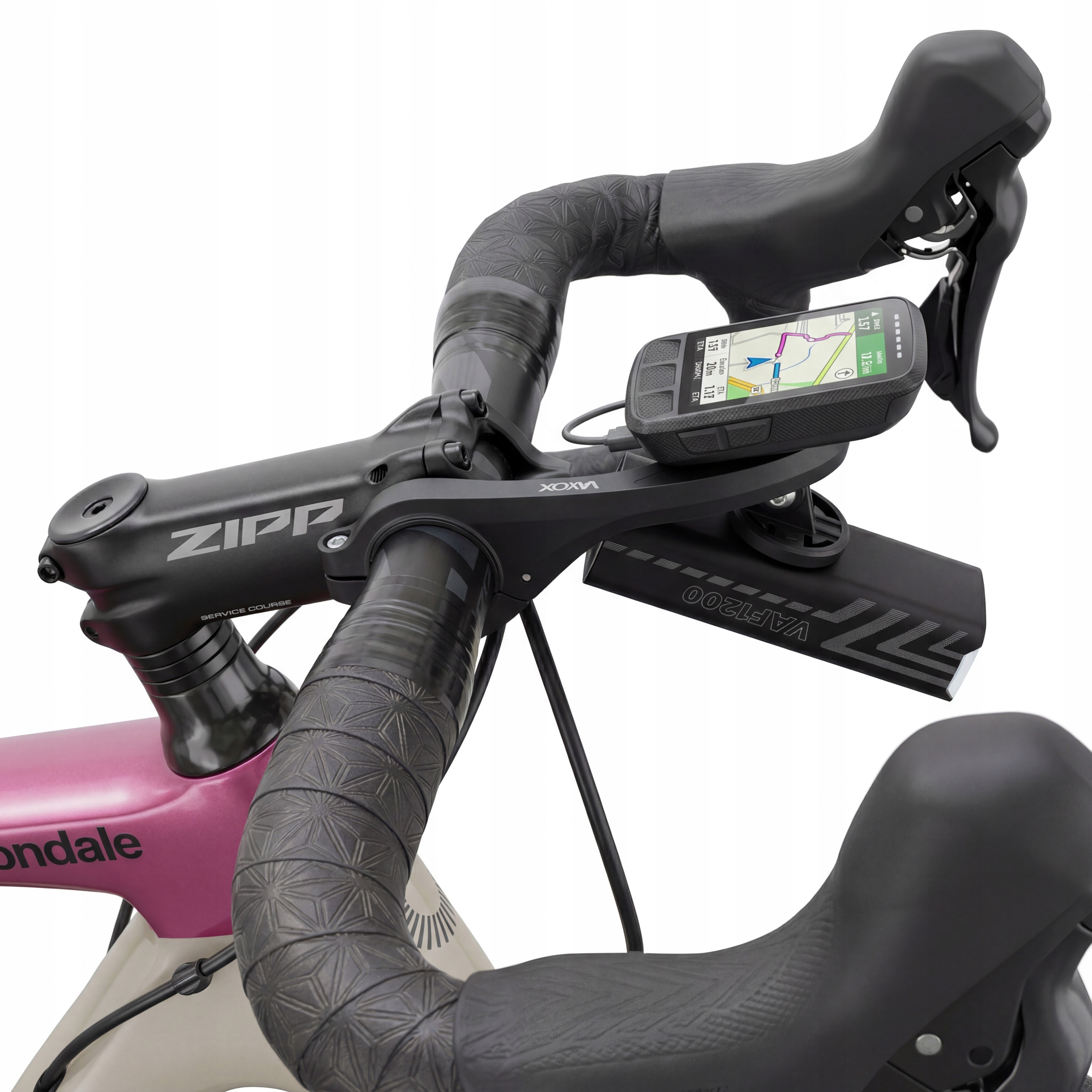 Kierownica roweru z GPS, światłem i dźwigniami hamulca. Widoczna różowa rama.