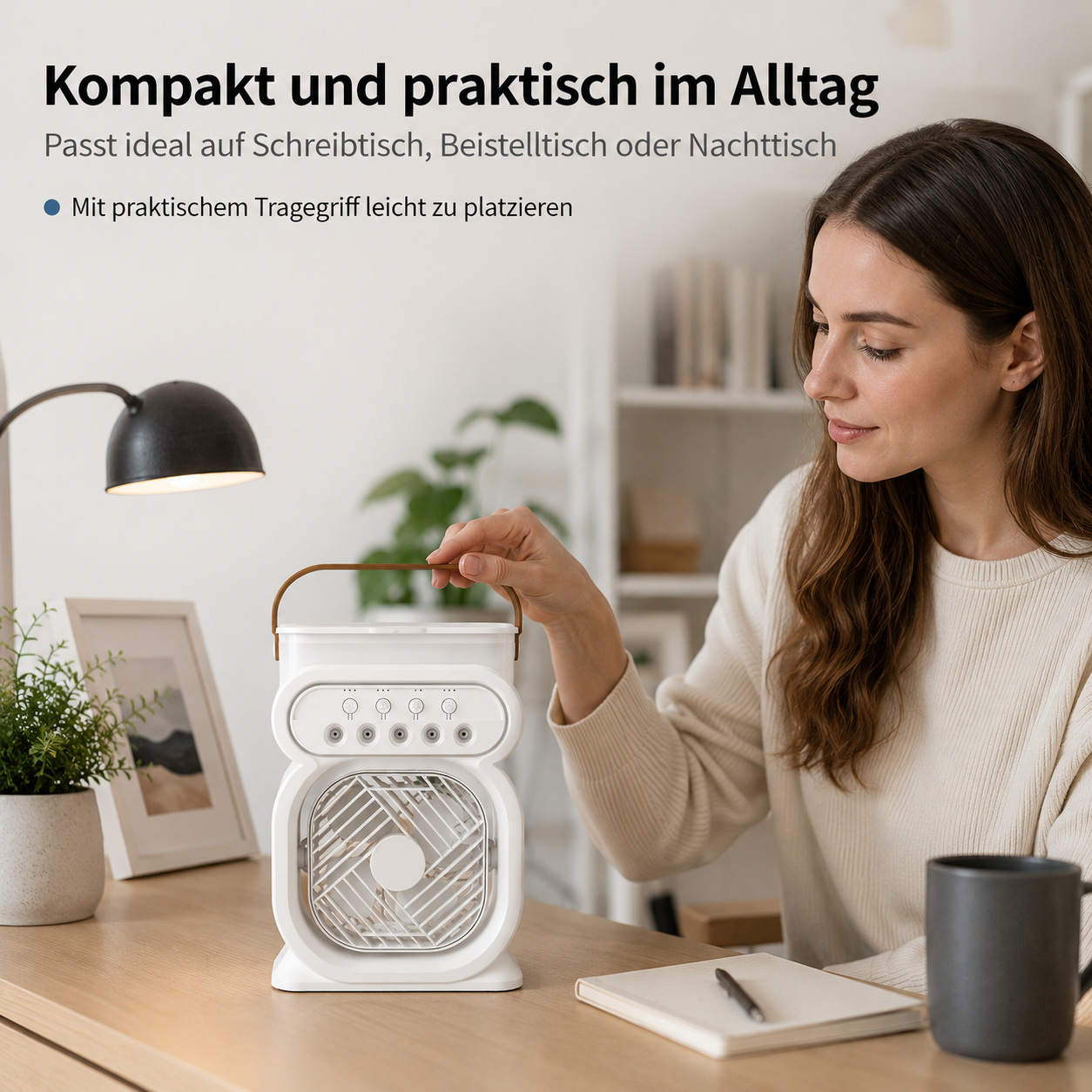 Eine Frau greift nach dem Griff eines weißen Ventilators auf einem Schreibtisch.