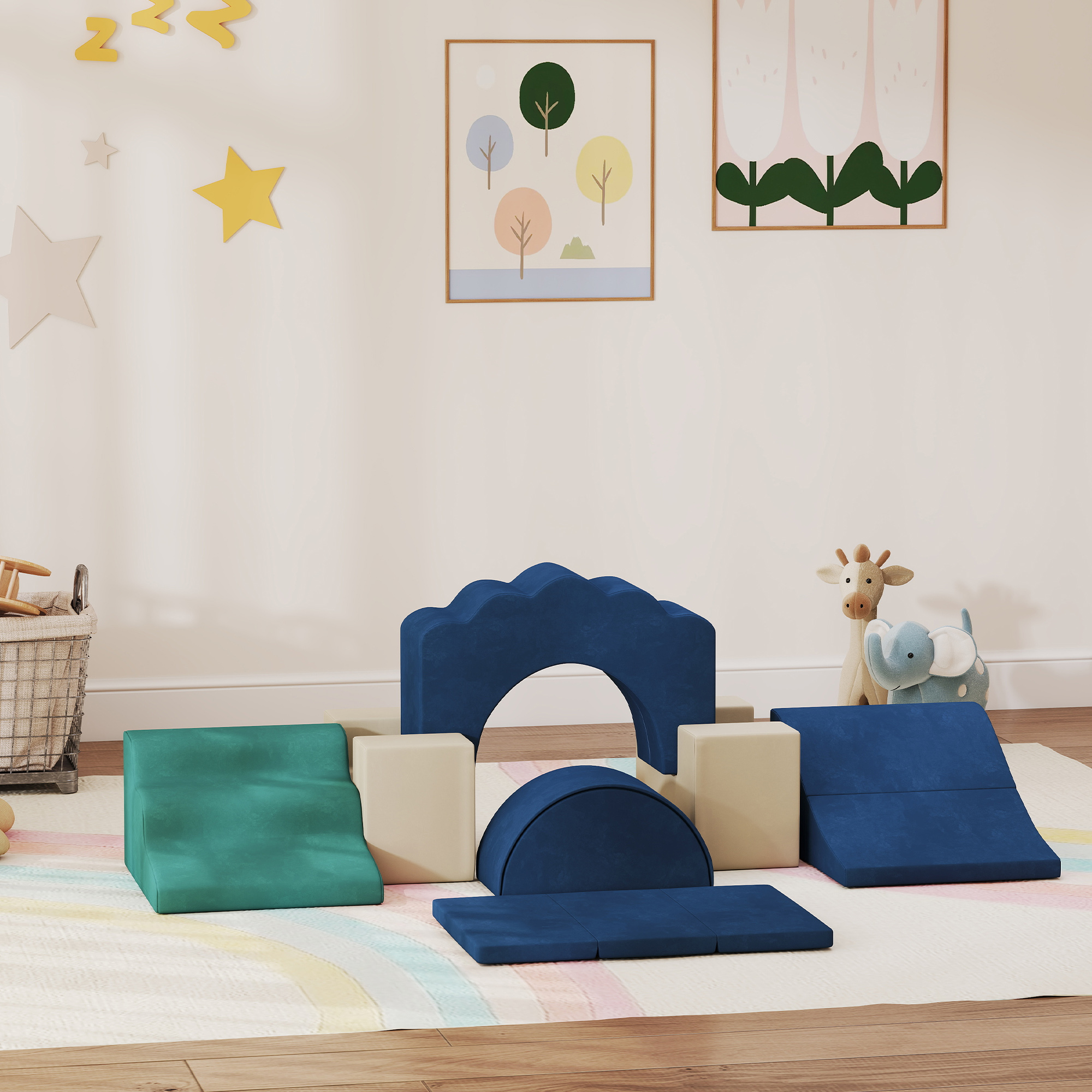 Una cameretta con tappetini morbidi blu, verdi e beige, giocattoli e decorazioni murali.