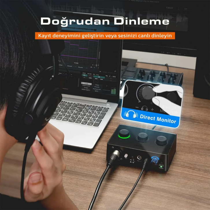 Kulaklıklı kişi, dizüstü bilgisayar, ses arabirimi ve müzik yazılımı masada.