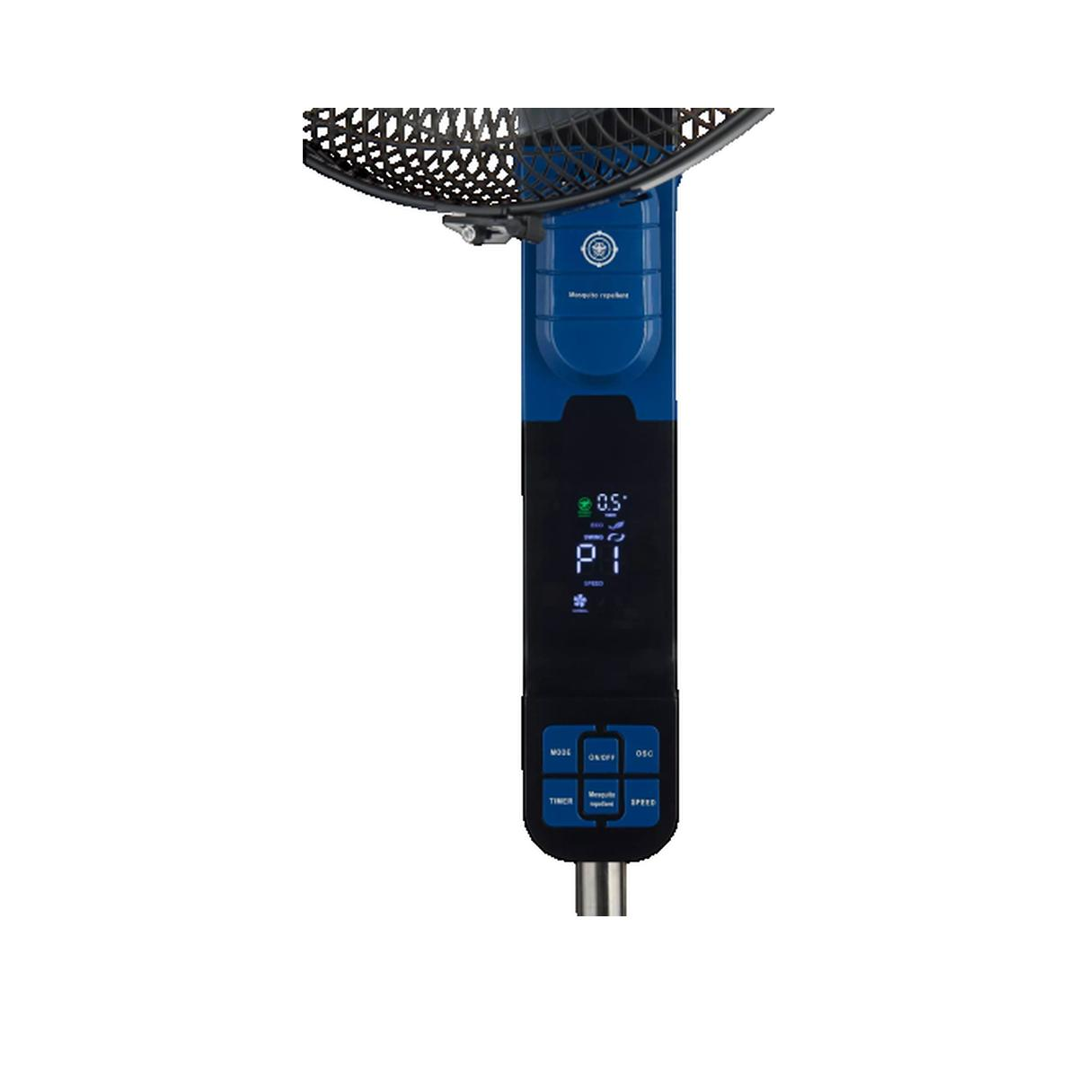 Un ventilador azul con rejilla negra y pantalla digital mostrando modos.