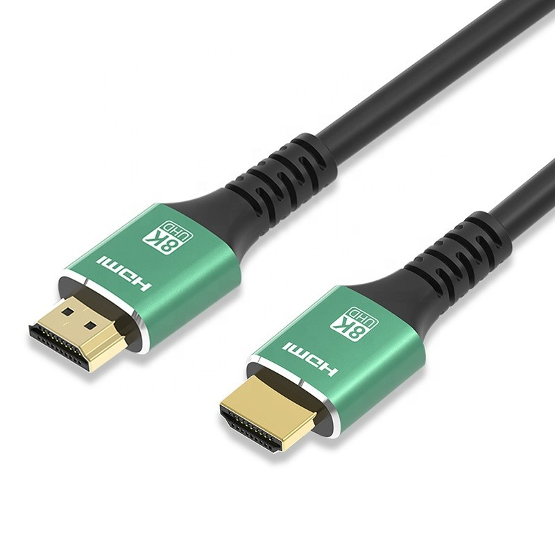 8K UHD etiketli yeşil konektörlere sahip siyah HDMI kablosu.