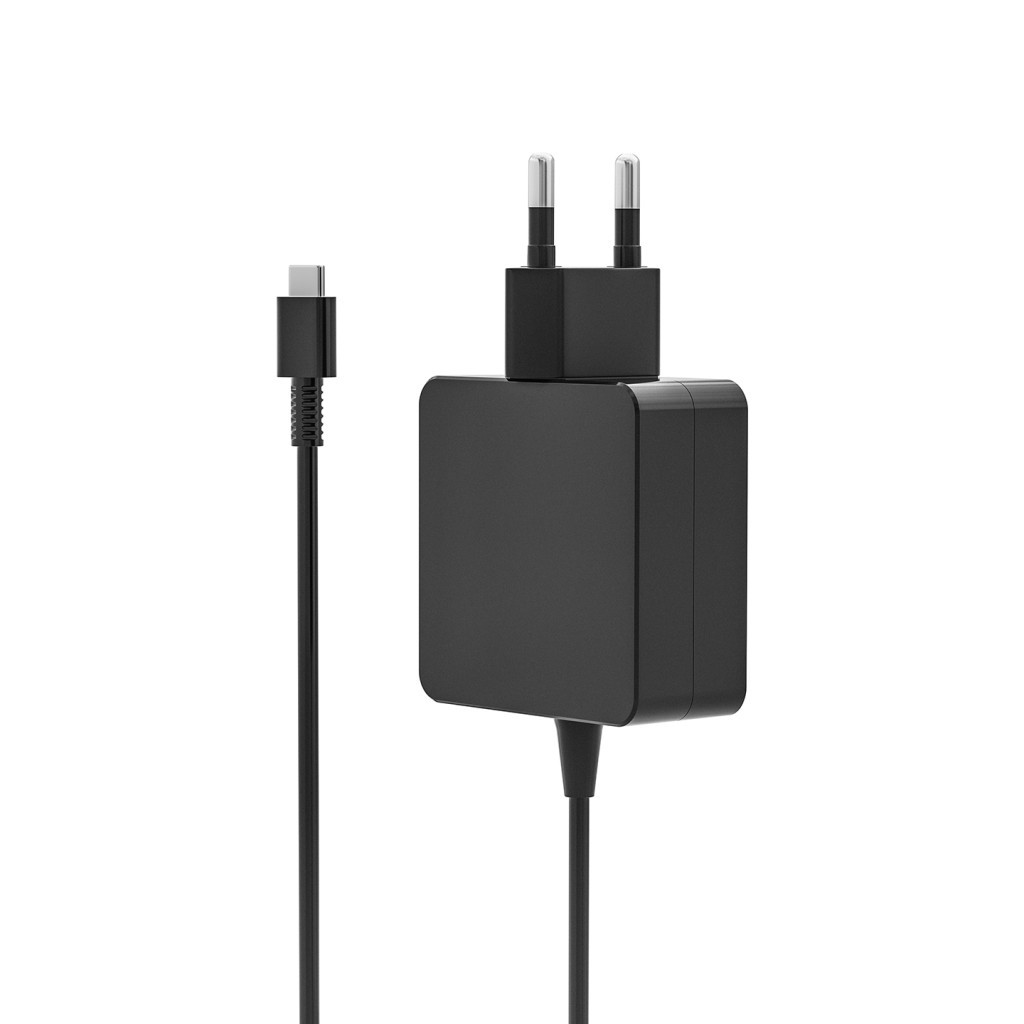 Beyaz arka plan üzerinde kablolu ve AB fişli siyah USB-C şarj cihazı.