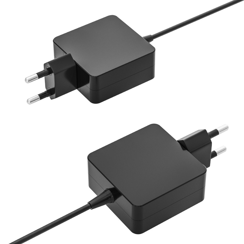 Beyaz arka plan üzerinde iki metal pimli ve kablolu iki siyah güç adaptörü.