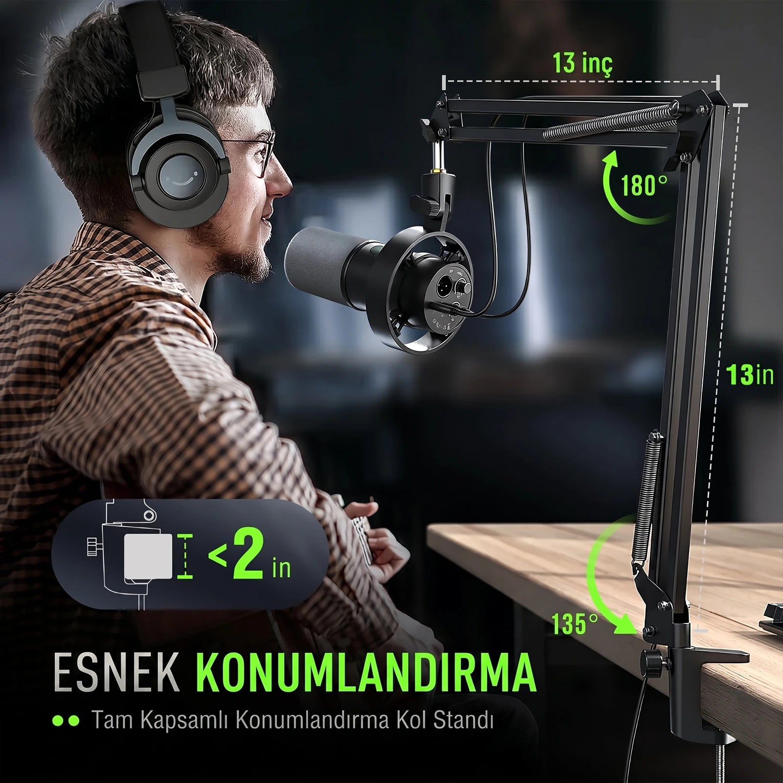 Kafesli ve mikrofonlu erkek, üzerinde işaretler olan esnek mikrofon kolunda.