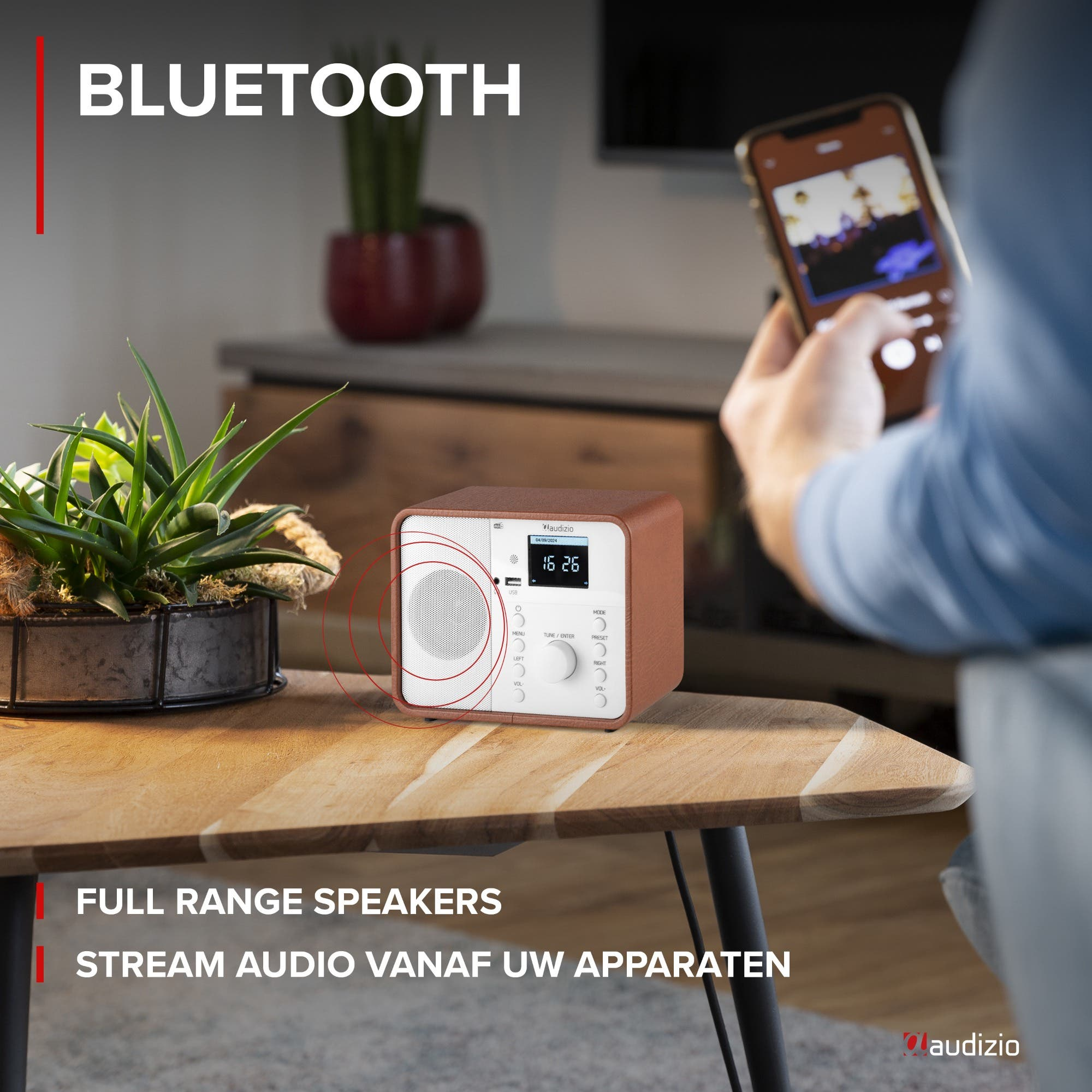 Un altavoz Bluetooth marrón con un smartphone en la mano.