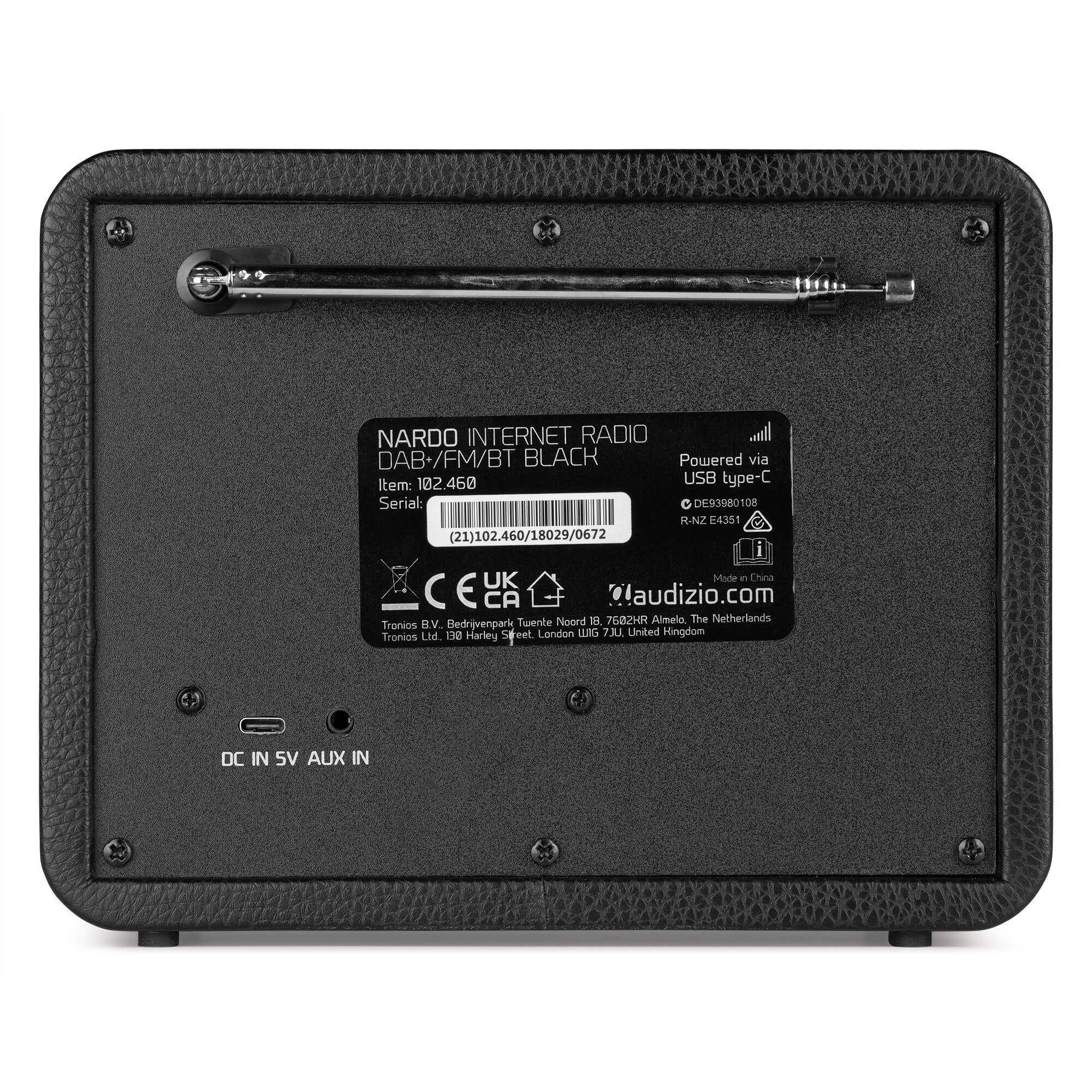 Schwarz NARDO Internetradio mit ausziehbarer Antenne, USB-C und Aux-Anschluss.