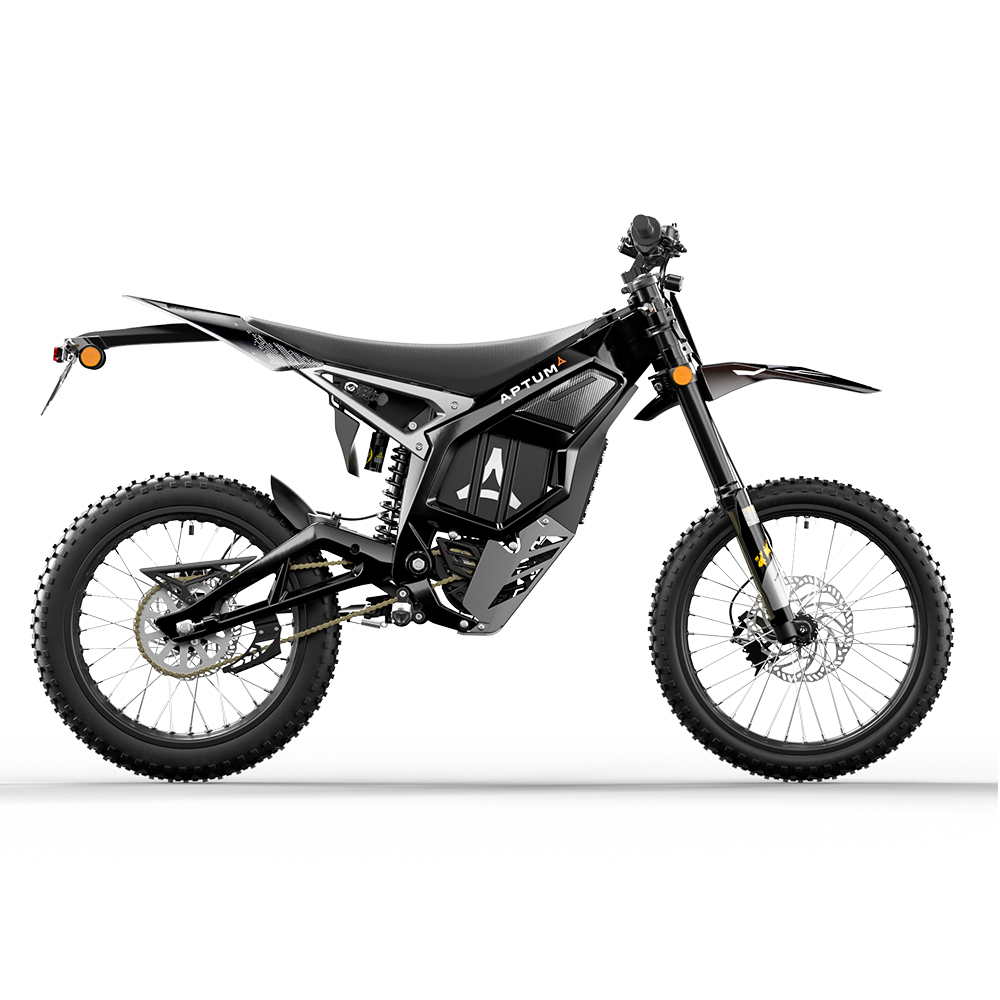 Bicicleta de cross eléctrica negra con neumáticos de taco y fondo blanco.