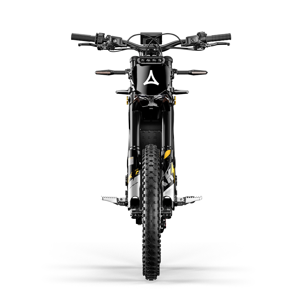 Vista frontal de una bicicleta eléctrica negra con neumáticos grandes y manillar ancho.