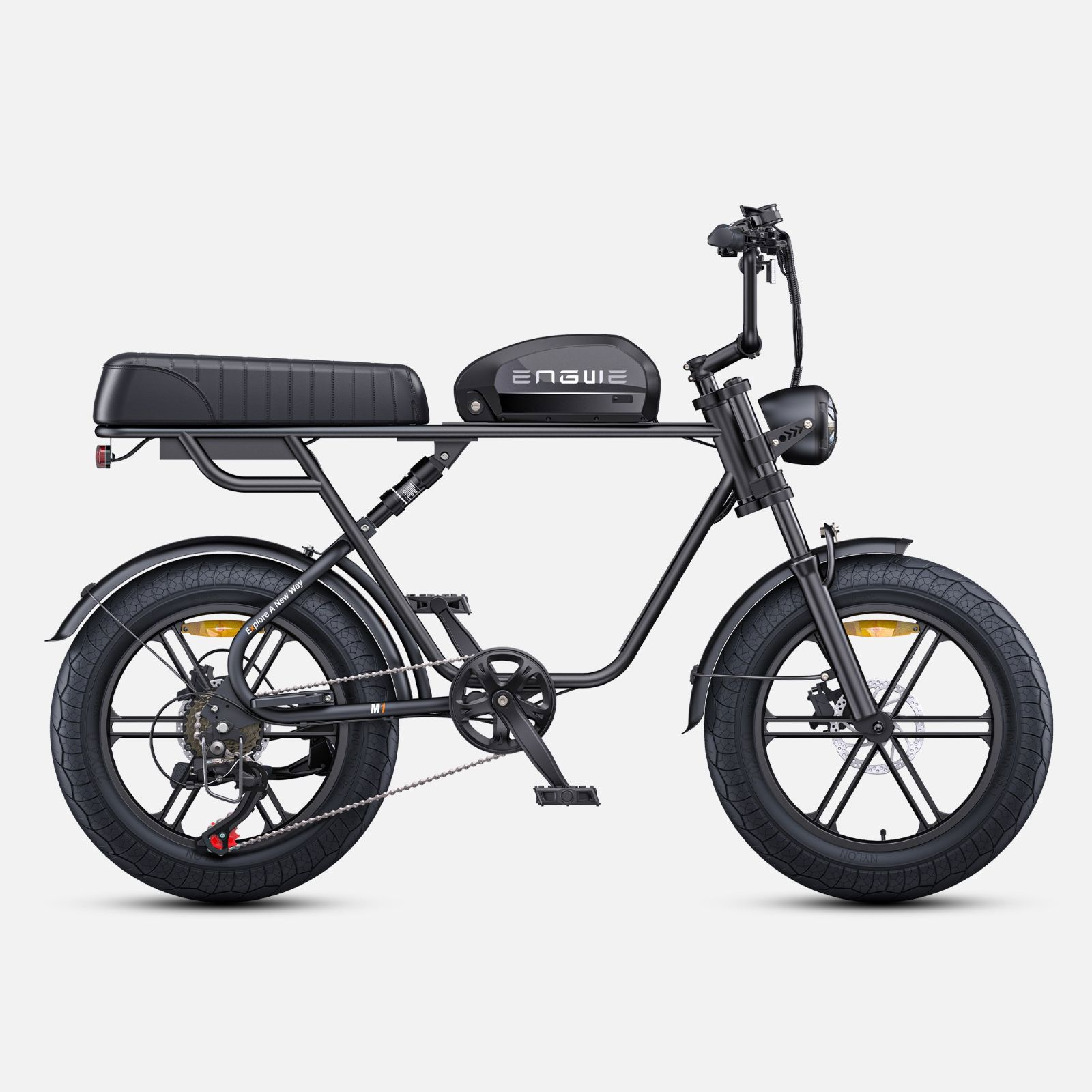 Bicicleta eléctrica negra con sillín ancho, batería integrada y neumáticos gruesos.