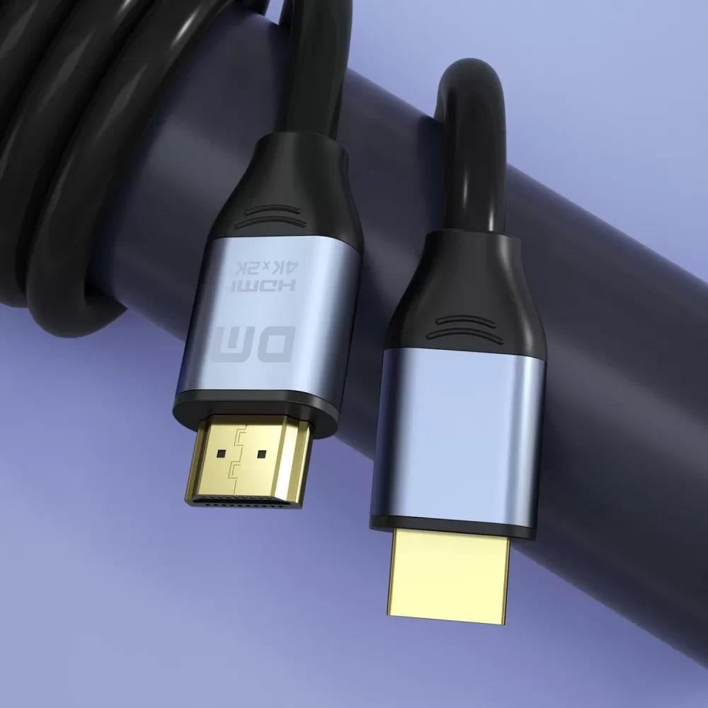 Koyu arka plan üzerinde altın konektörlü iki HDMI kablosunun yakın çekimi.