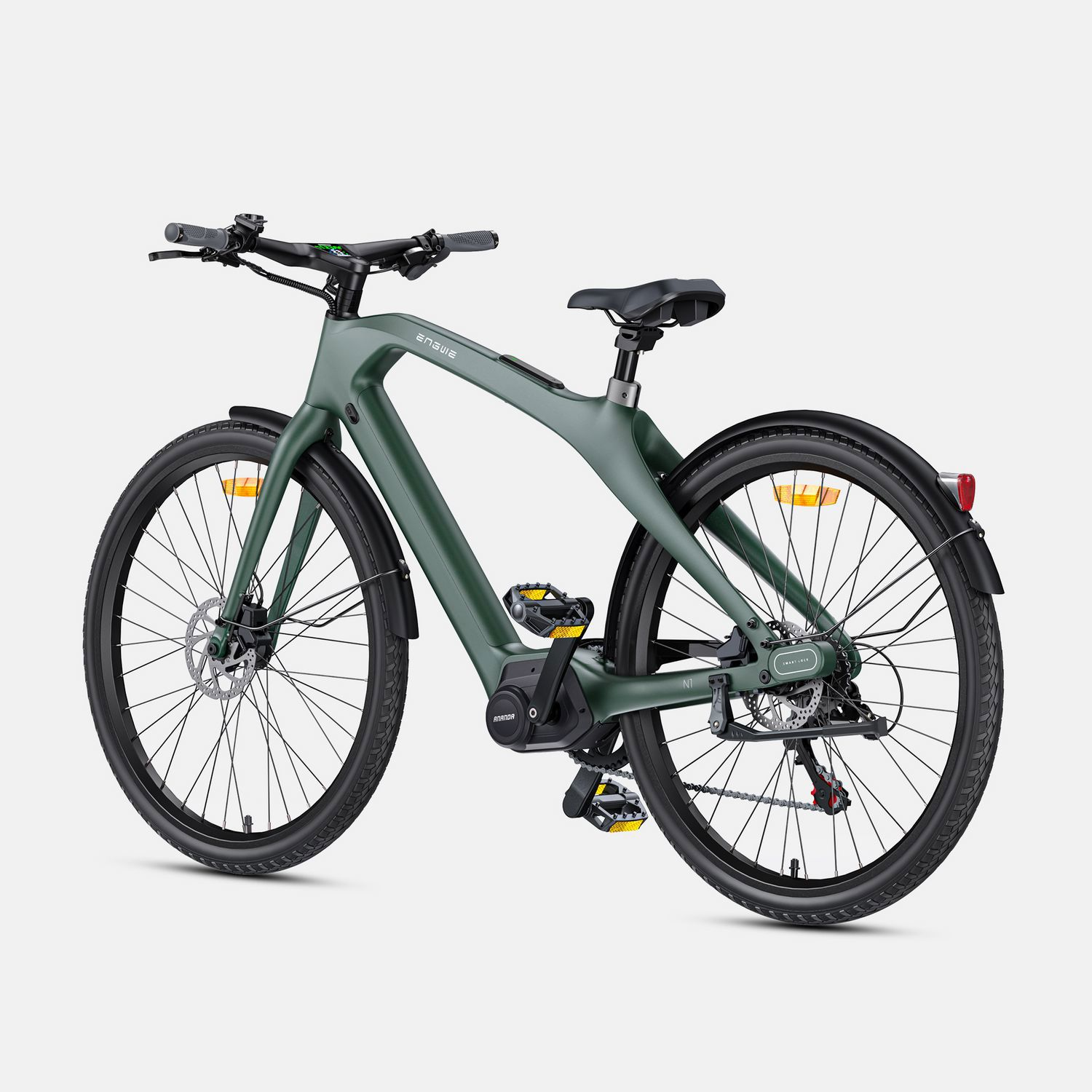 Una bicicleta verde con frenos de disco, buje de cambios interno y pedales amarillos.