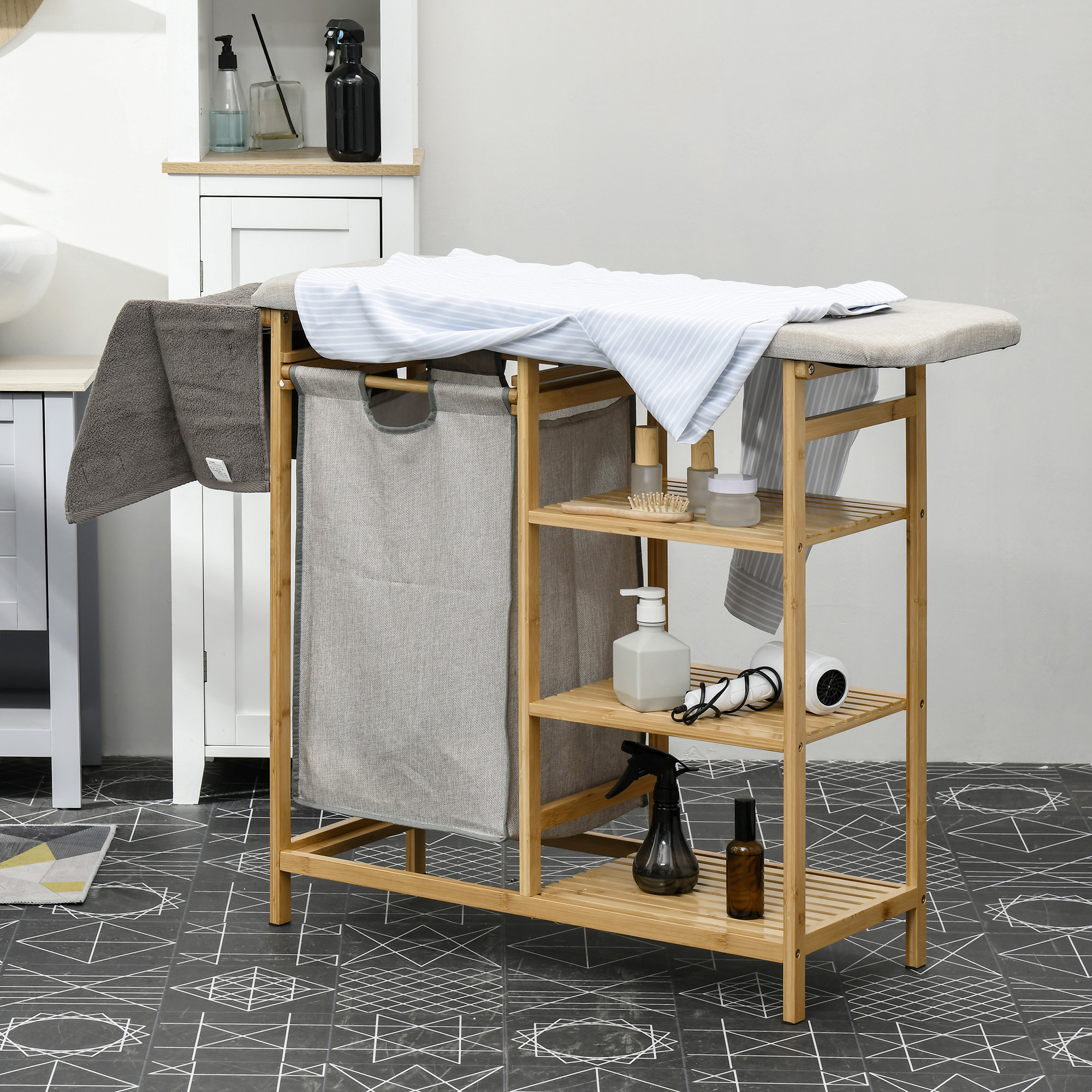Scaffale da bagno in bambù con cesto portabiancheria, asciugamani e articoli da toeletta.