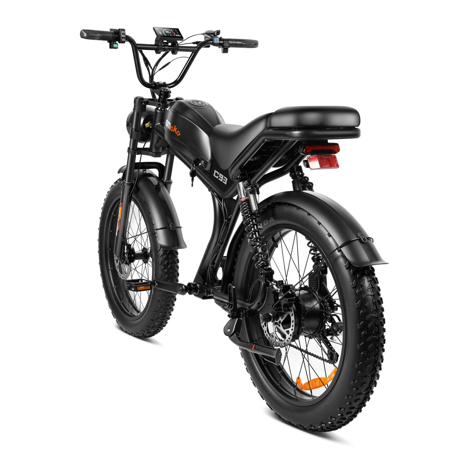 Se muestra una bicicleta eléctrica Emoko C93 negra con neumáticos anchos desde atrás, sobre fondo blanco.