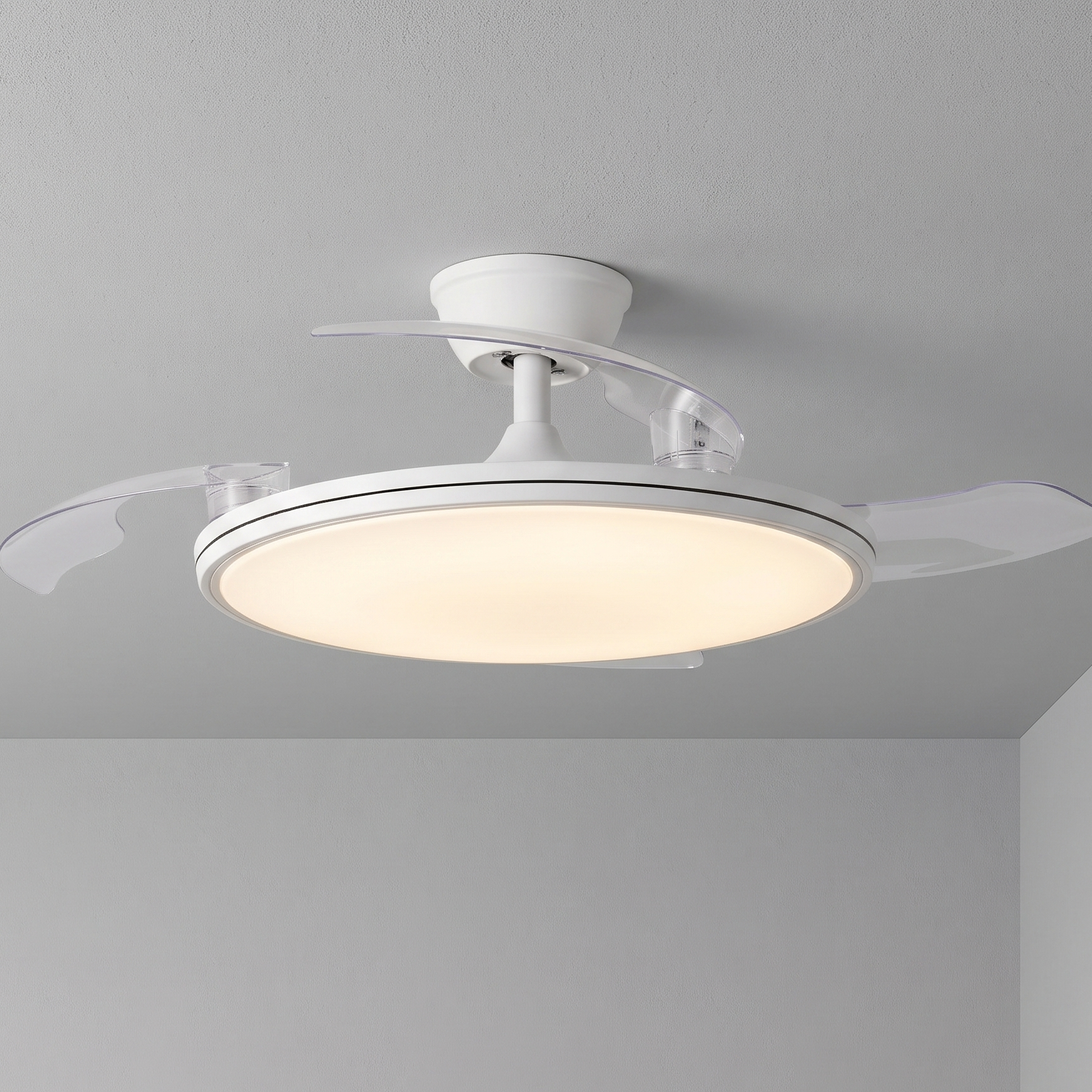 Un ventilador de techo blanco moderno con luz, montado en un techo gris.