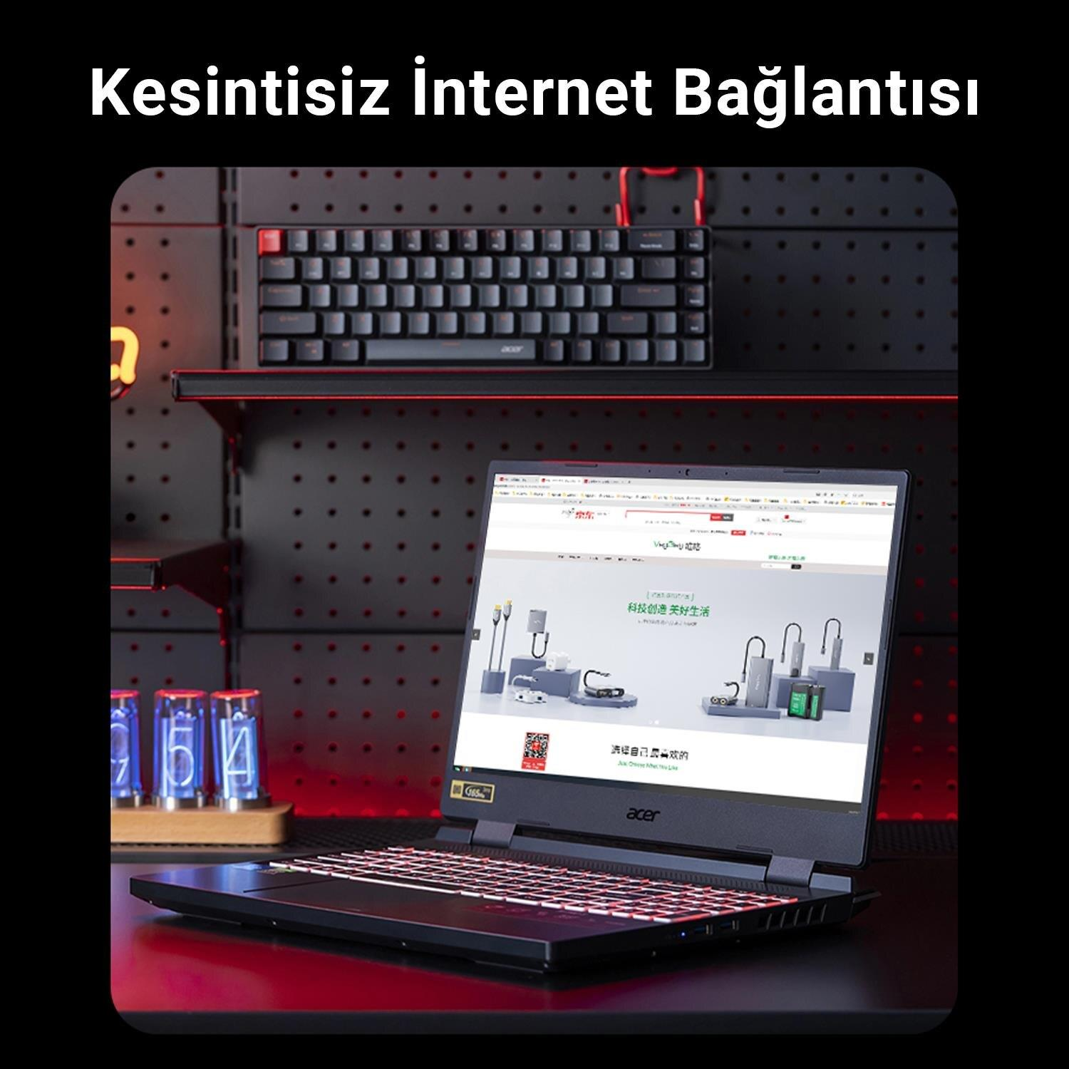 Arkada aydınlatmalı klavyeli bir dizüstü bilgisayar ve bilgisayar monitörü.