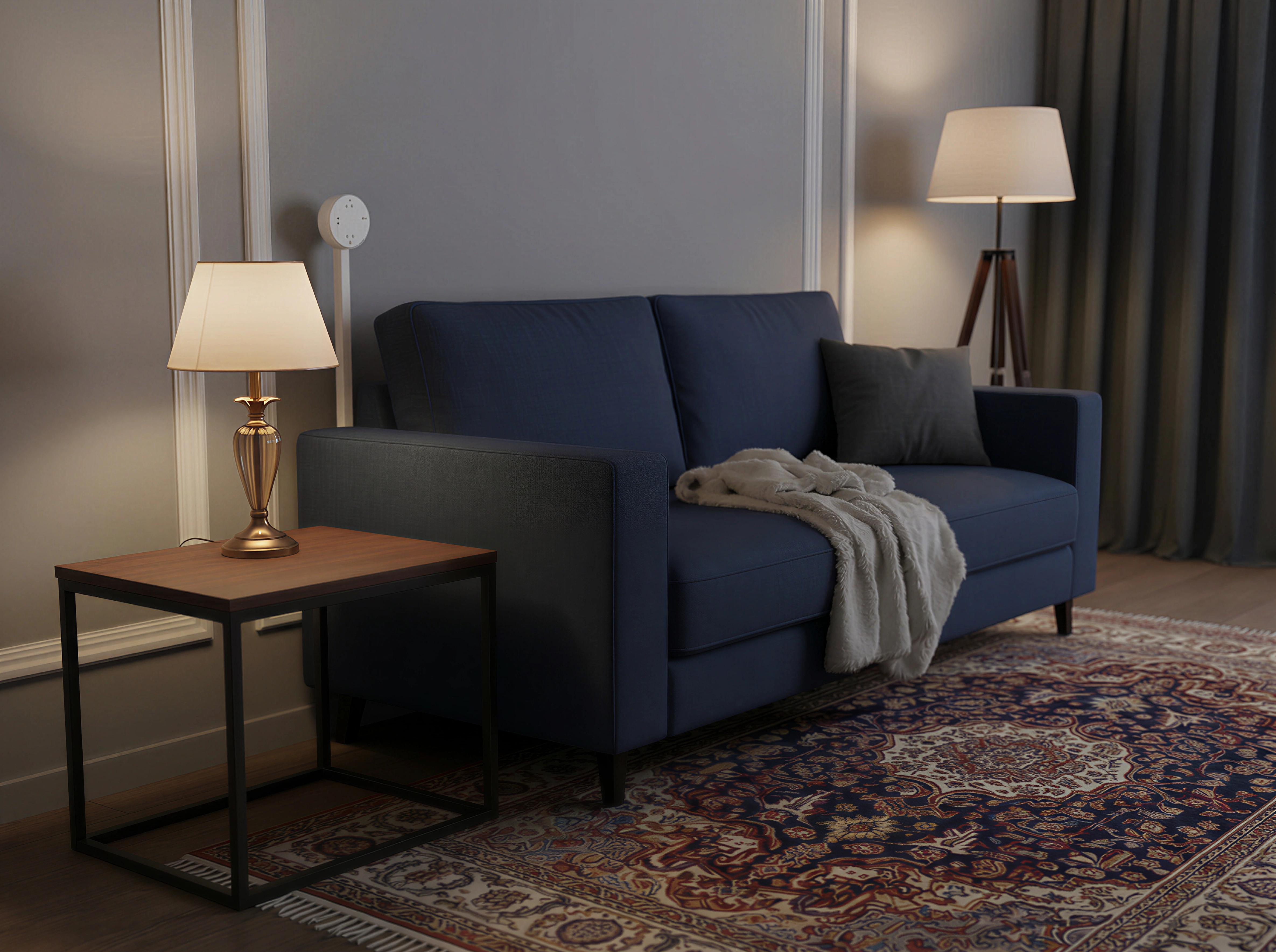 Ein blaues Sofa mit Decke und Kissen steht auf einem Teppich. Nachttisch mit Lampe.