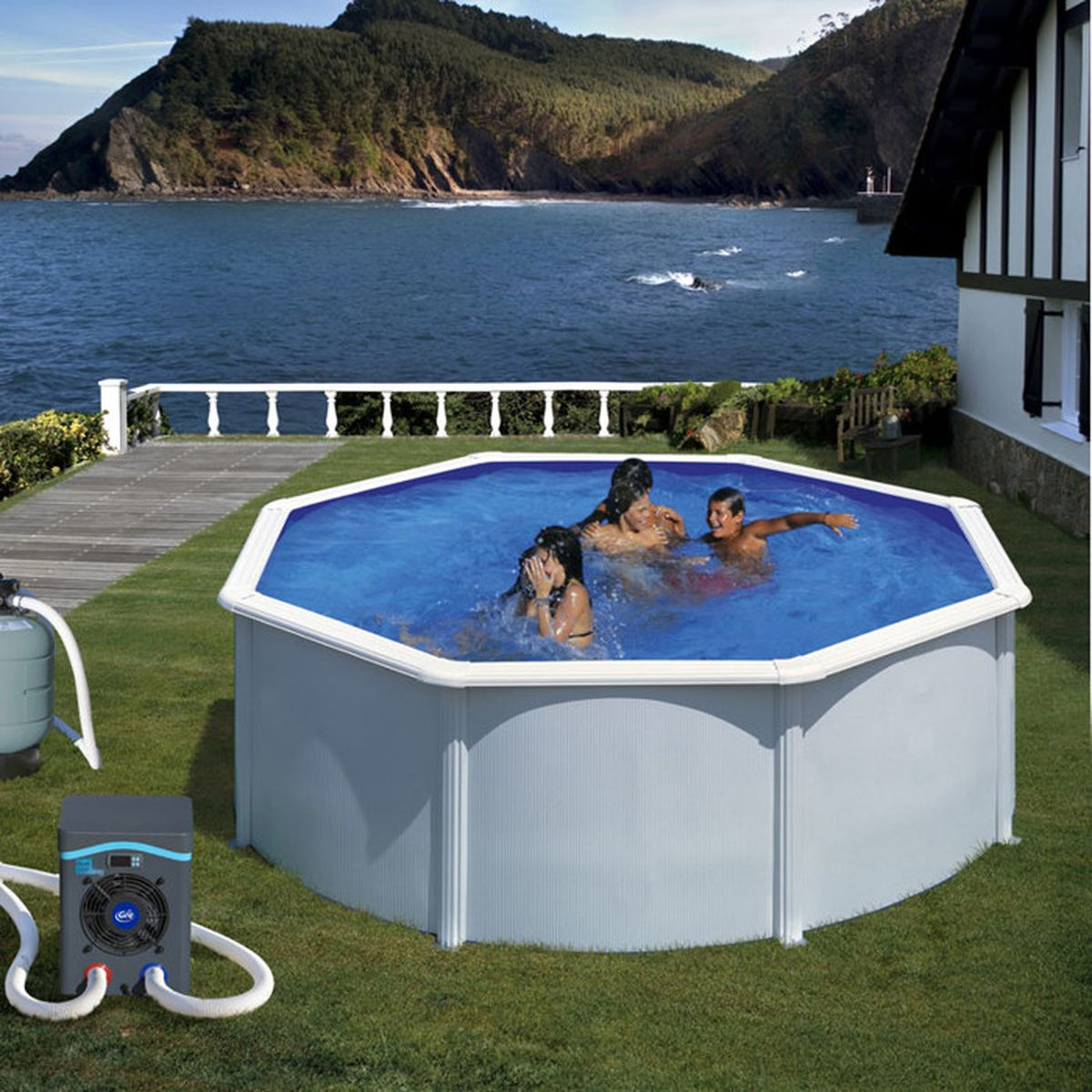 Ein achteckiger Pool mit drei Personen im Wasser, am Meer gelegen.