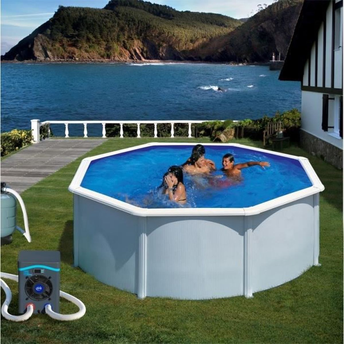 Drei Personen planschen in einem achteckigen Pool im Freien mit Blick auf das Meer und eine bewaldete Hügelkette.