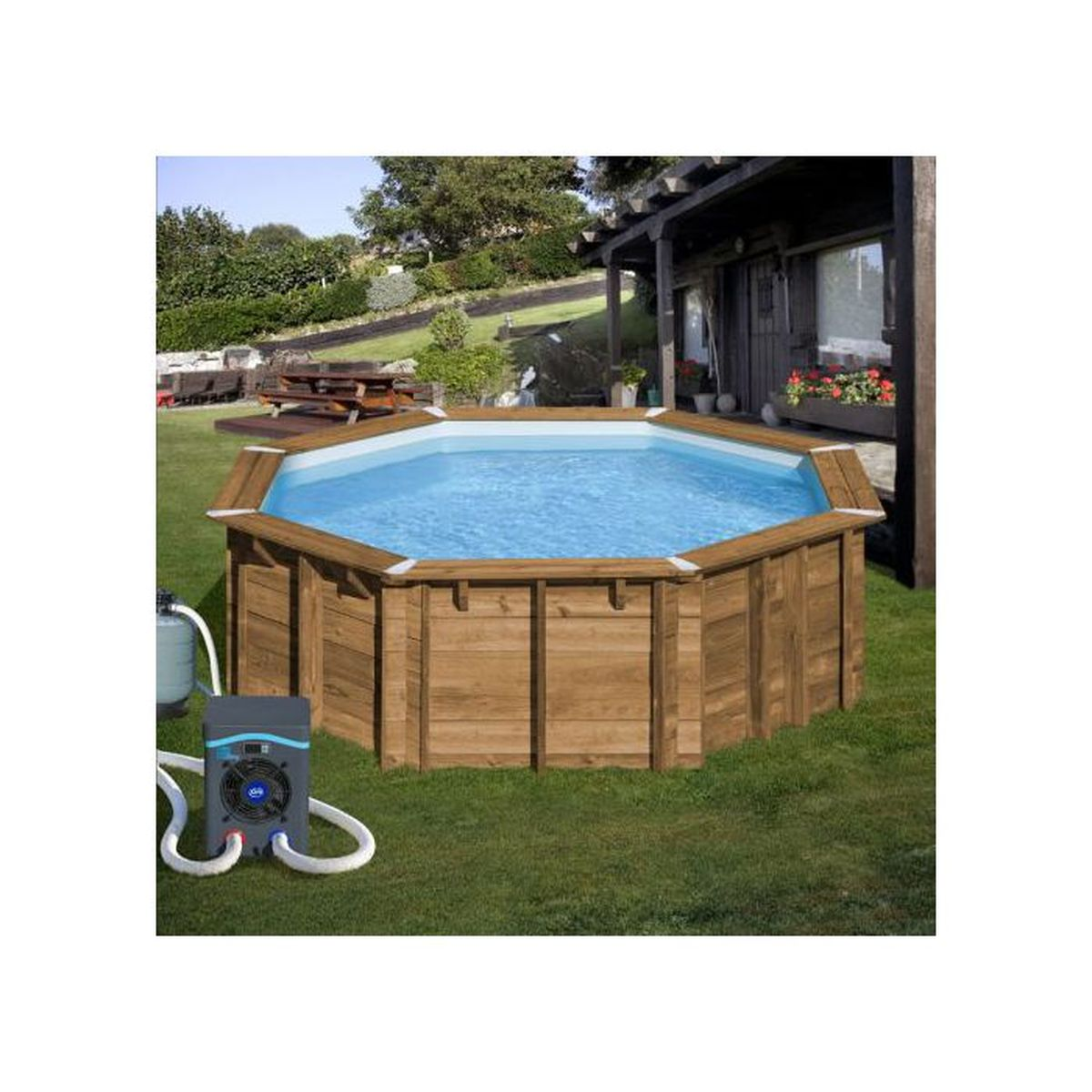 Ein hölzerner Pool mit blauem Wasser und einem Heizgerät daneben auf grünem Gras.