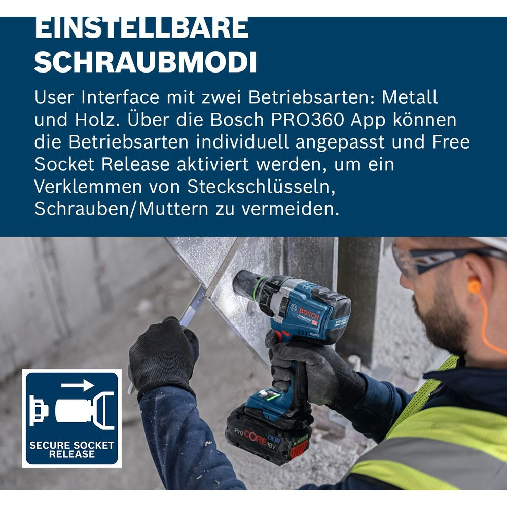 Mann benutzt eine blaue Bosch-Bohrmaschine mit Akkupack an Metallkonstruktion.