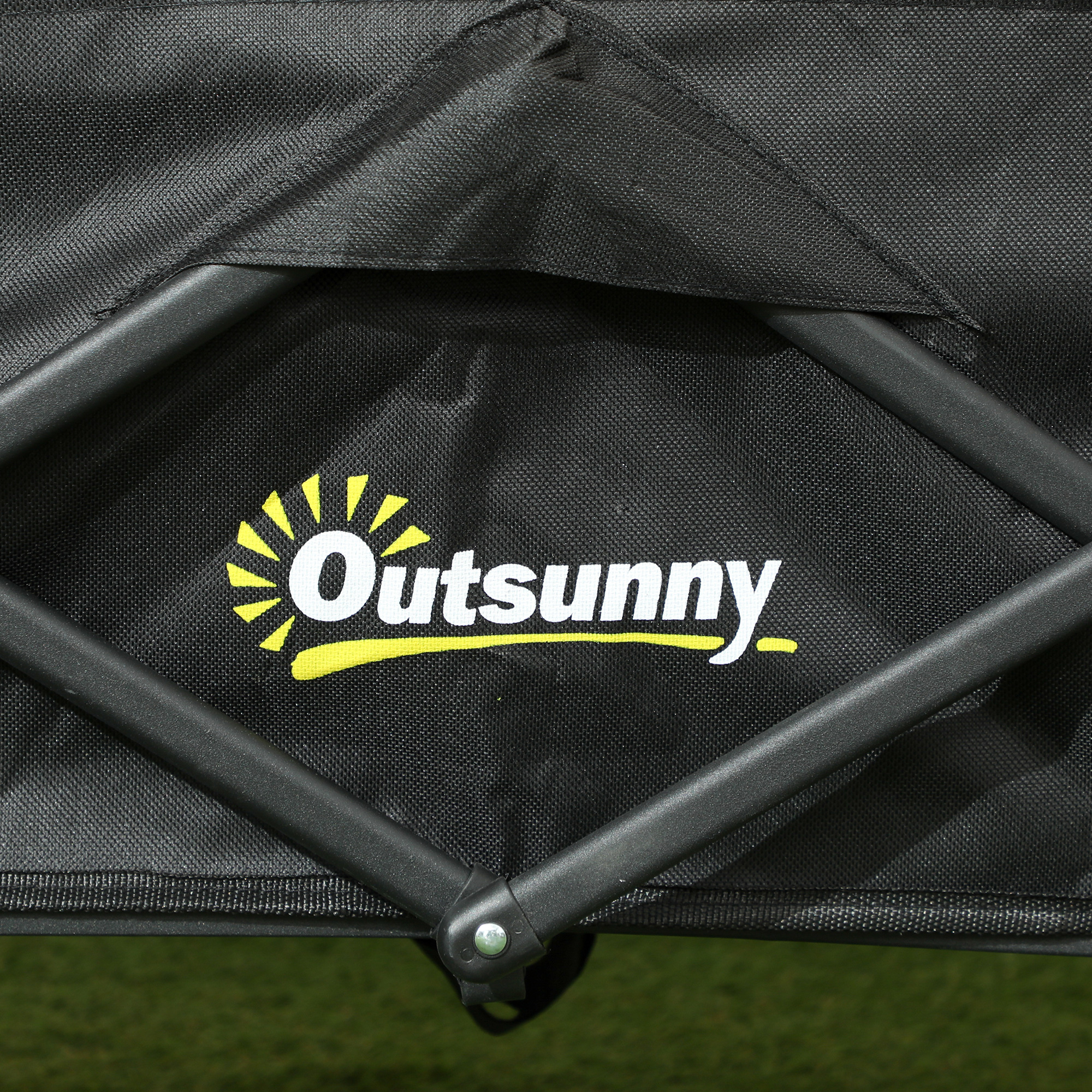 Tessuto nero con logo Outsunny giallo e telaio in metallo nero.
