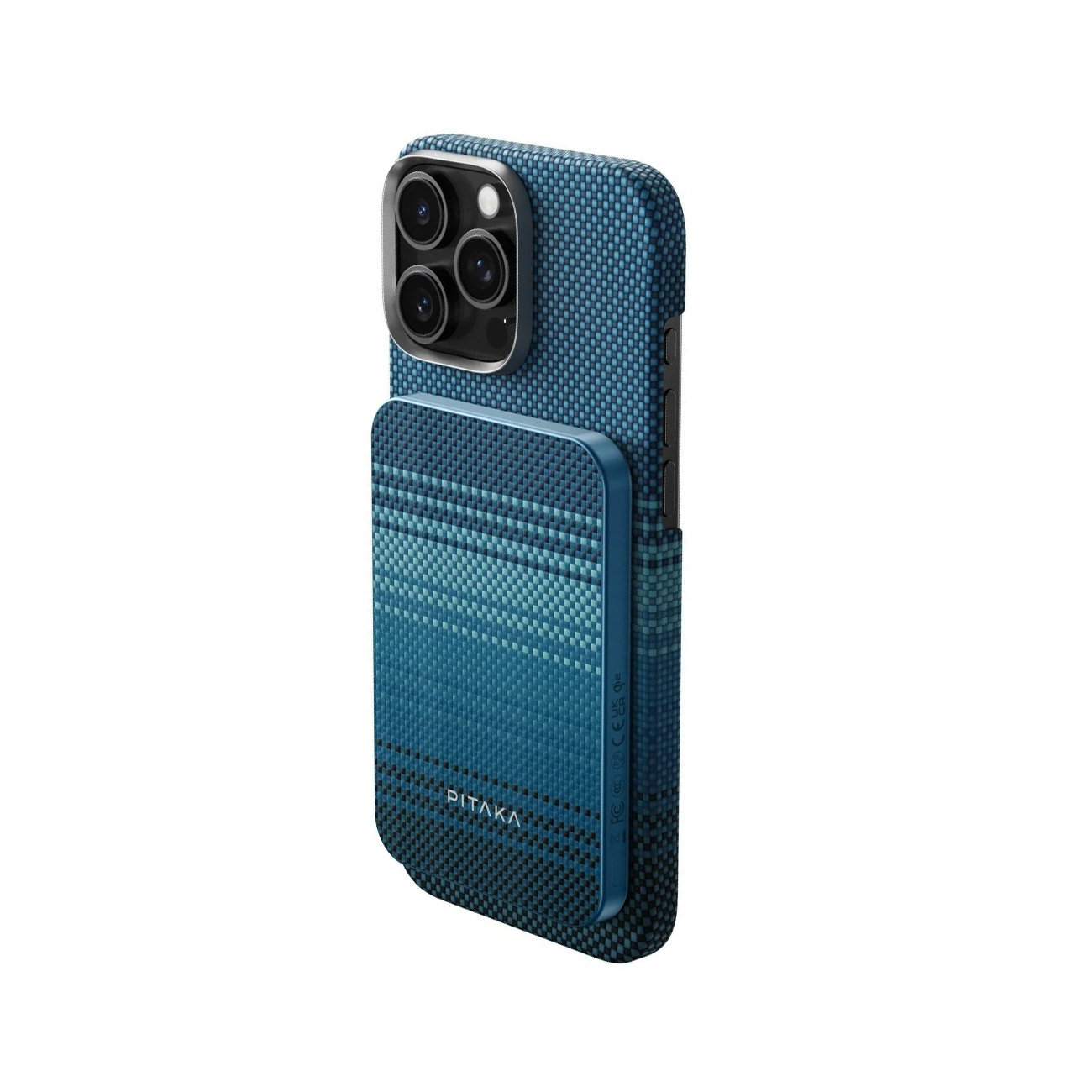 Un iPhone azul con funda estampada y batería externa magnética adjunta.