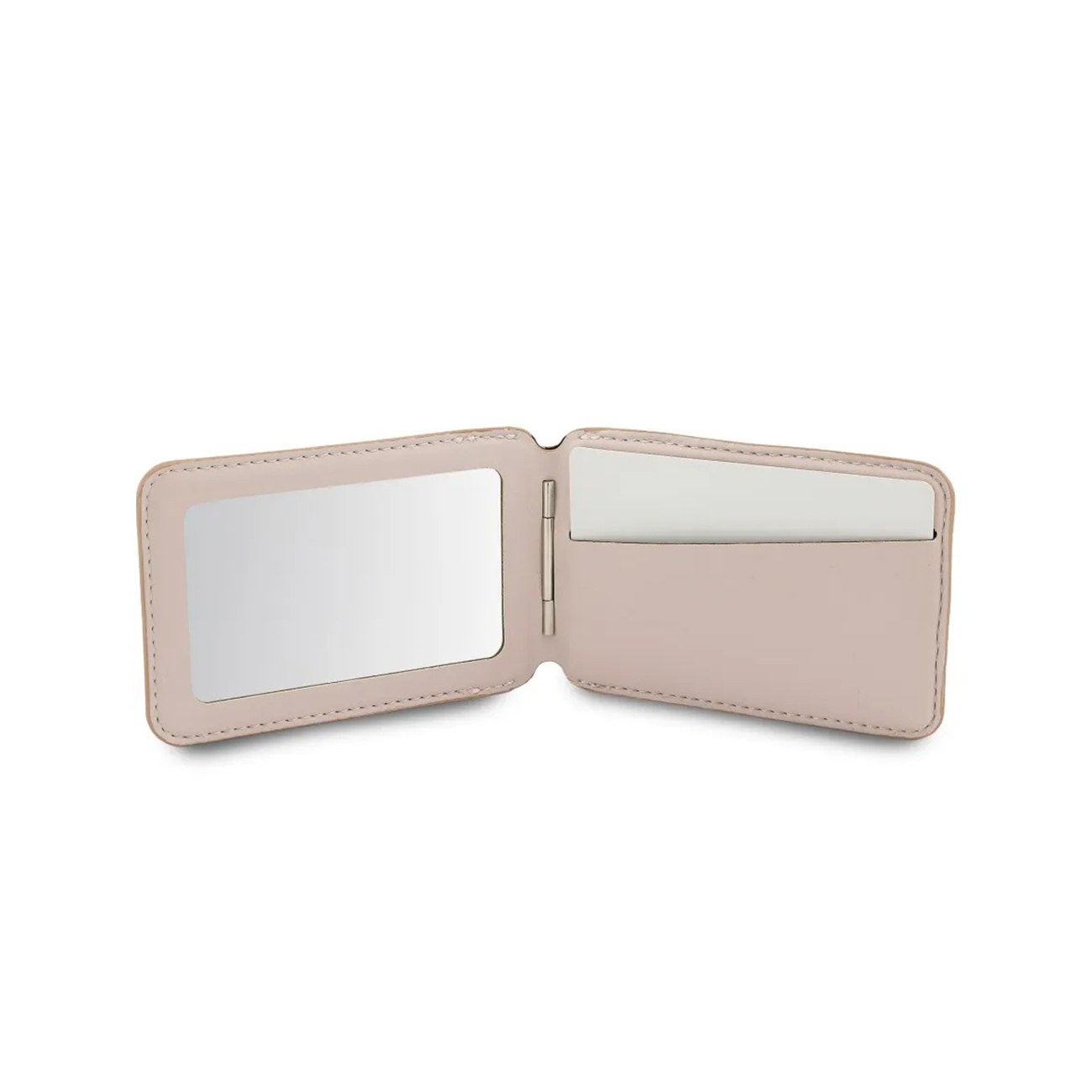 Un specchio compatto beige chiaro, aperto, che mostra uno specchio e uno slot per carte.